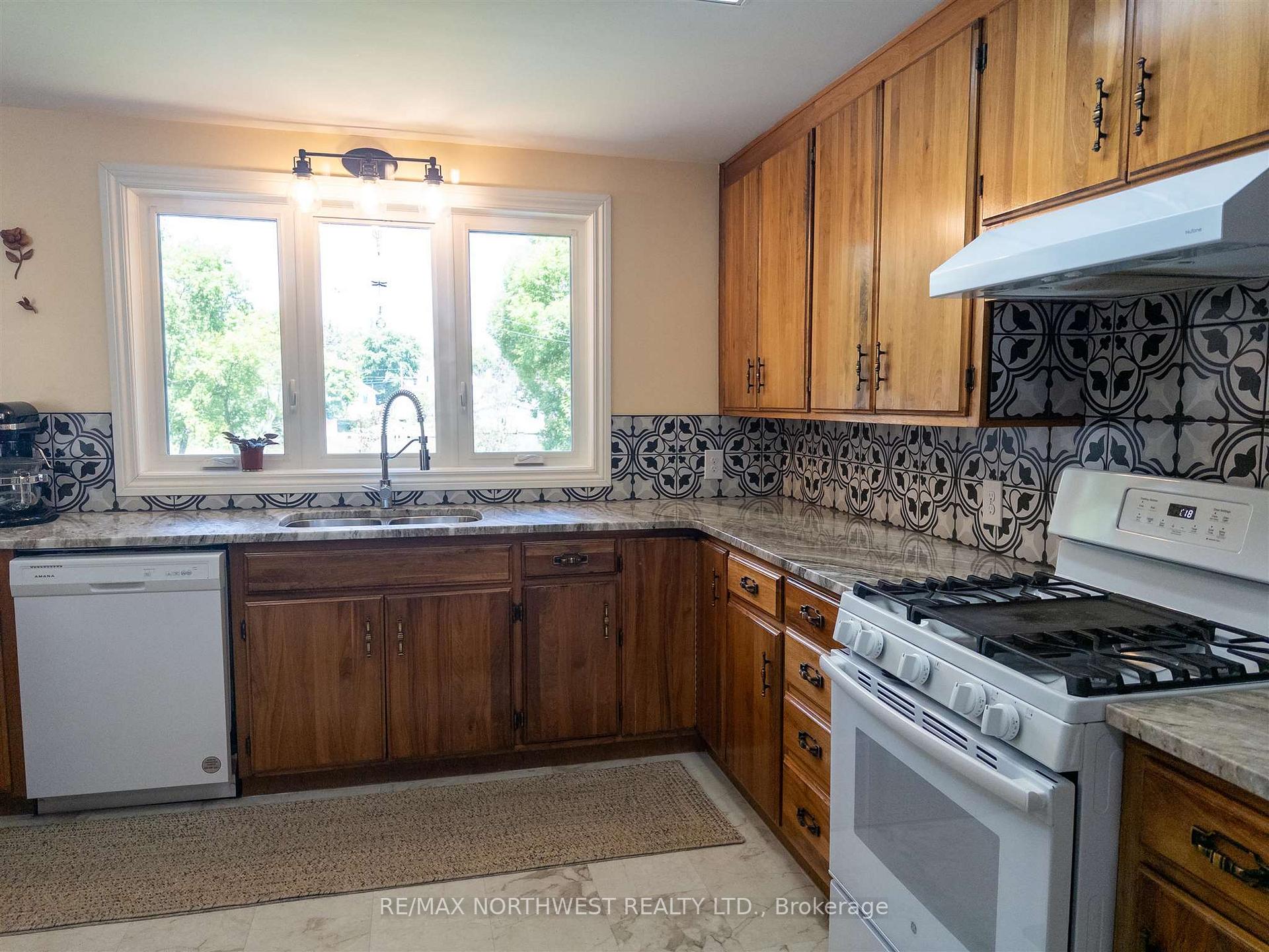 Photo 4 of 824 River Drive, Kenora, Lakeside — HOMEH