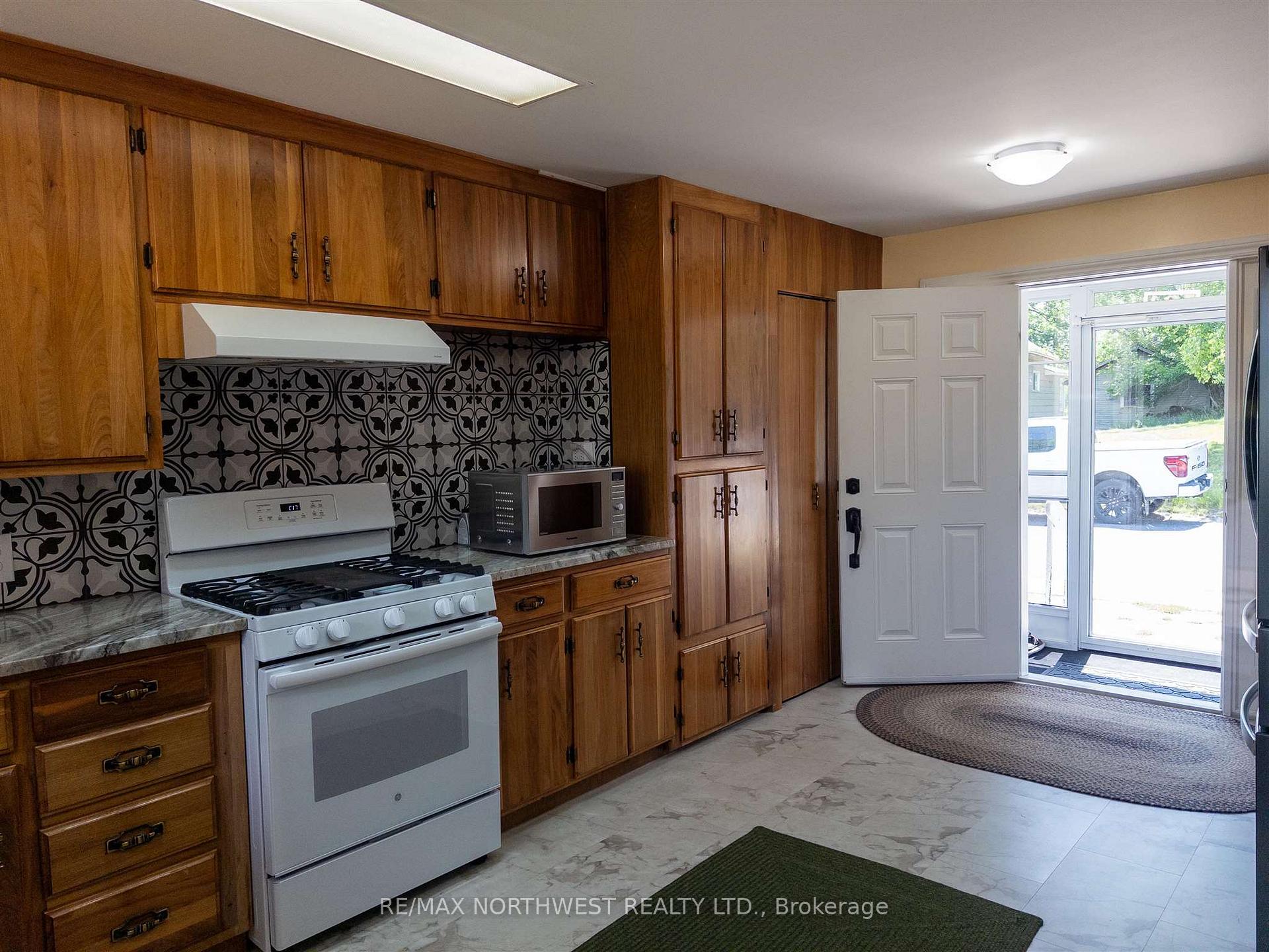 Photo 5 of 824 River Drive, Kenora, Lakeside — HOMEH