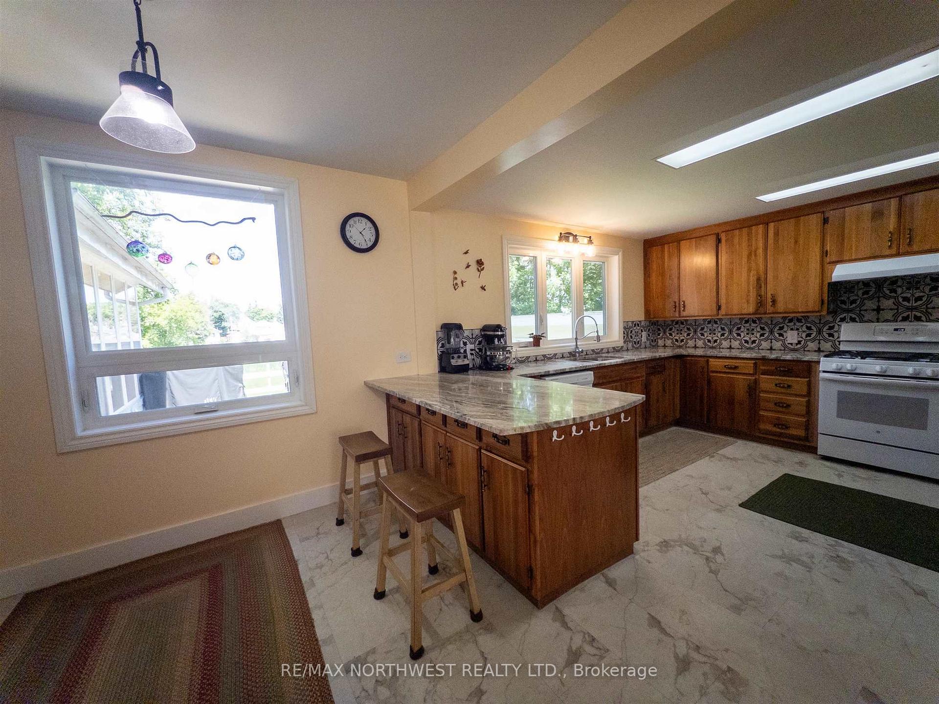 Photo 7 of 824 River Drive, Kenora, Lakeside — HOMEH