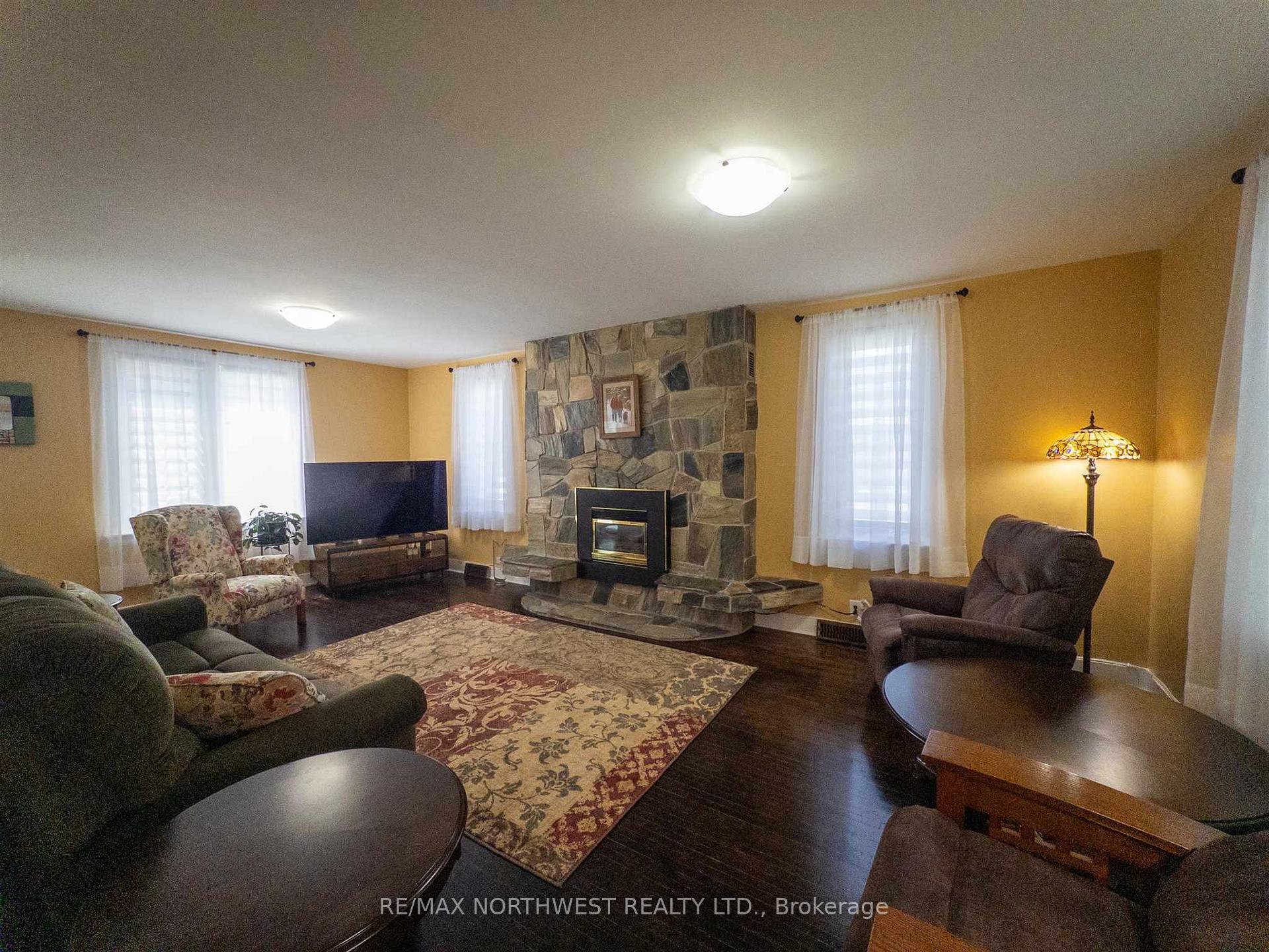 Photo 10 of 824 River Drive, Kenora, Lakeside — HOMEH