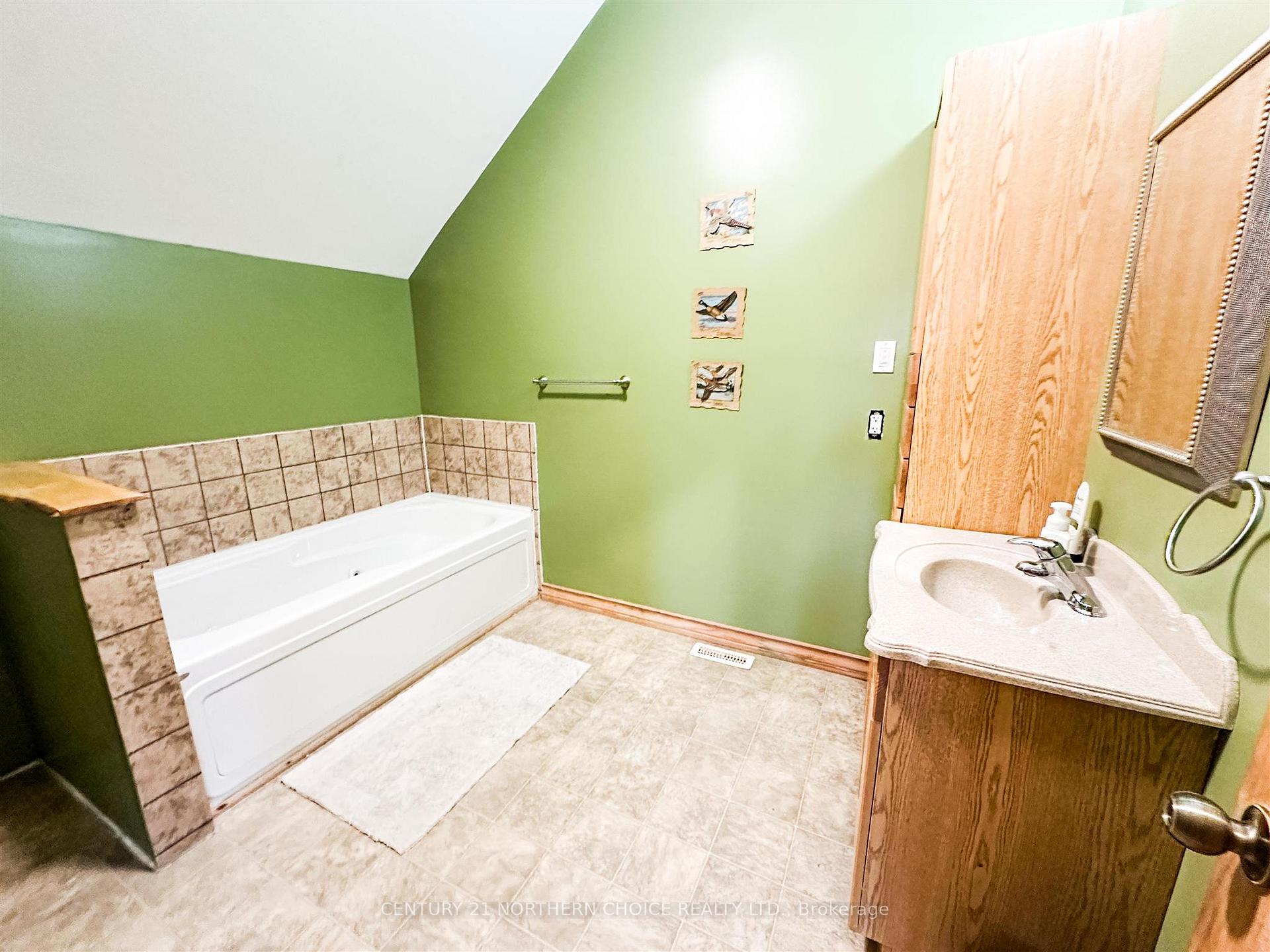 Photo 20 of 41 Howey Bay Road, Red Lake — HOMEH