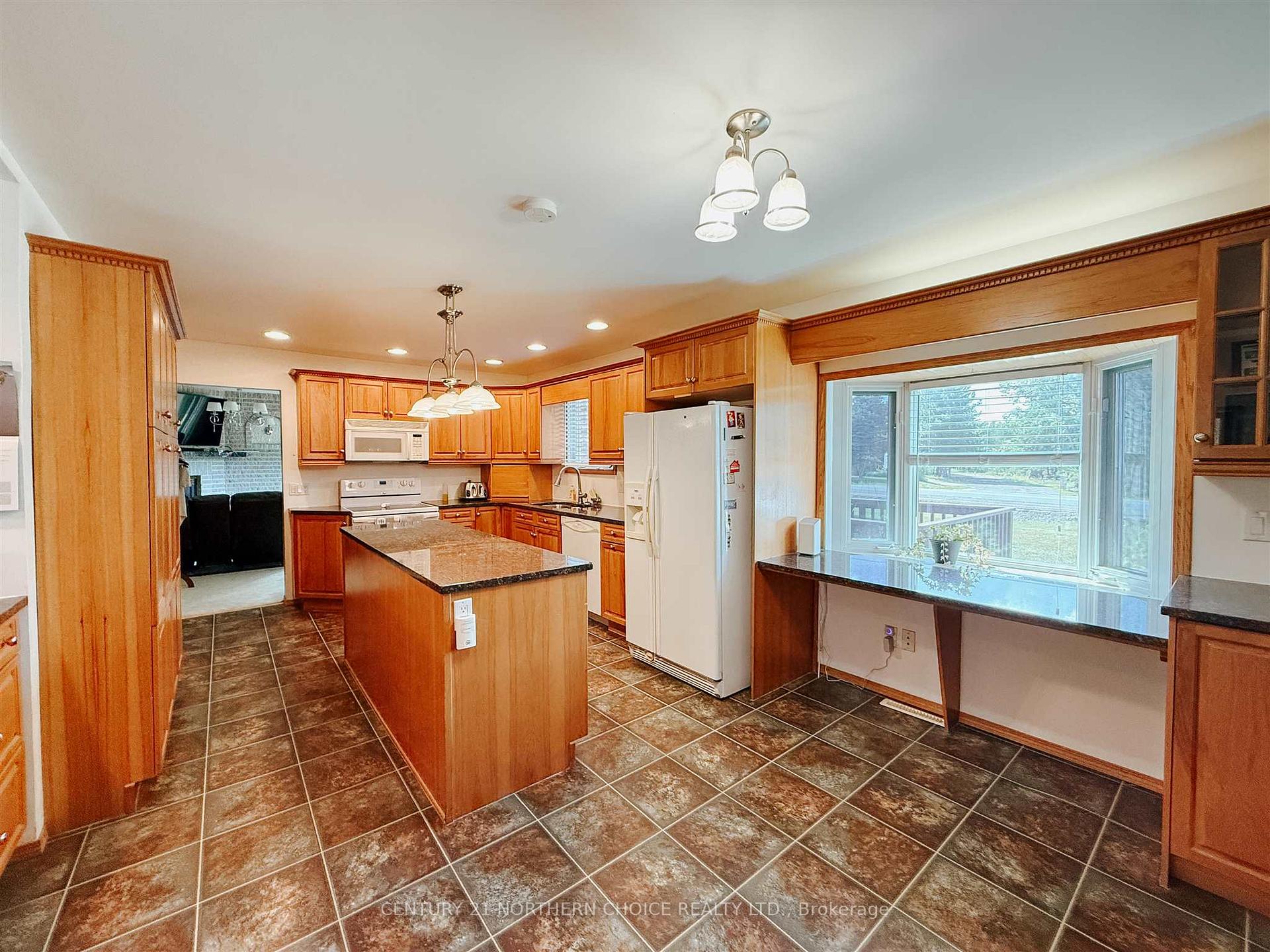 Photo 11 of 643 Airport road, Kenora, Airport Road North — HOMEH