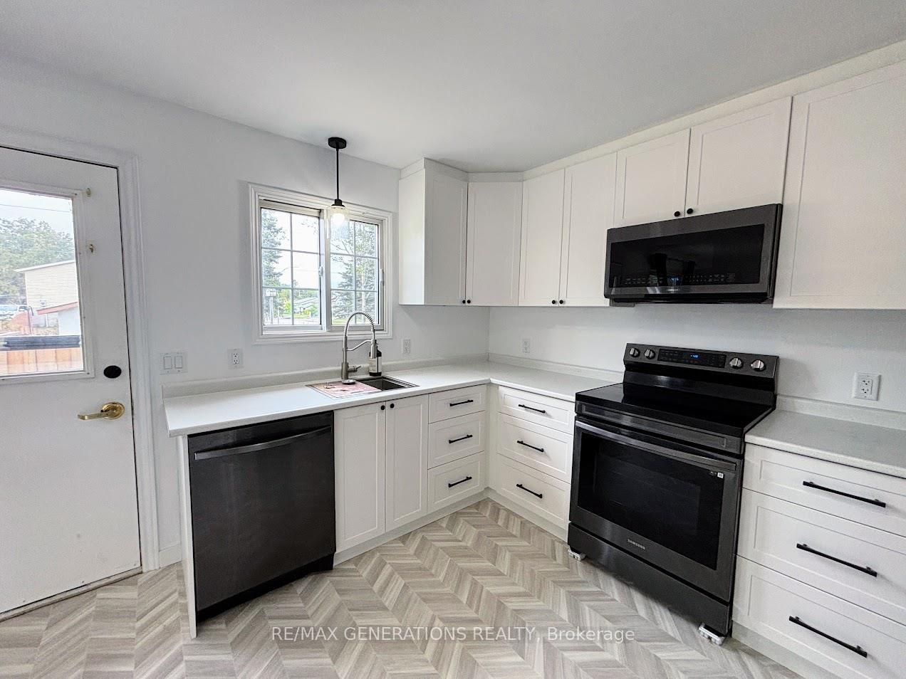 Photo 3 of 51 Radisson Crescent, Marathon — HOMEH