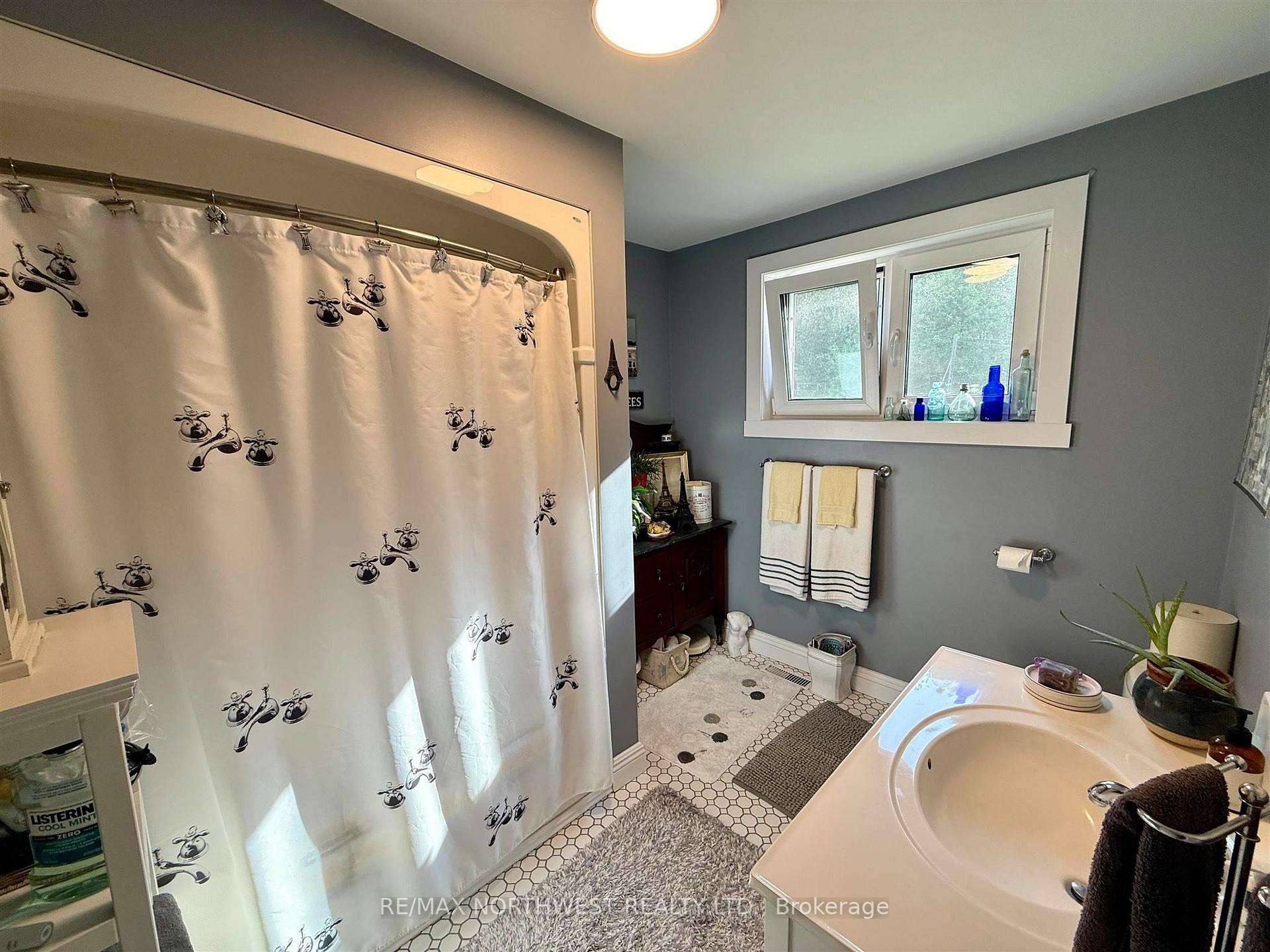 Photo 17 of 618 Essex Road, Kenora, Kenora Northeast — HOMEH