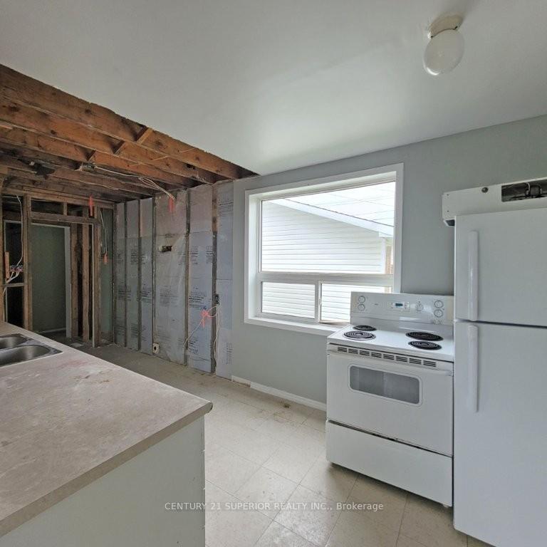 Photo 11 of 2 Howe Street, Marathon — HOMEH