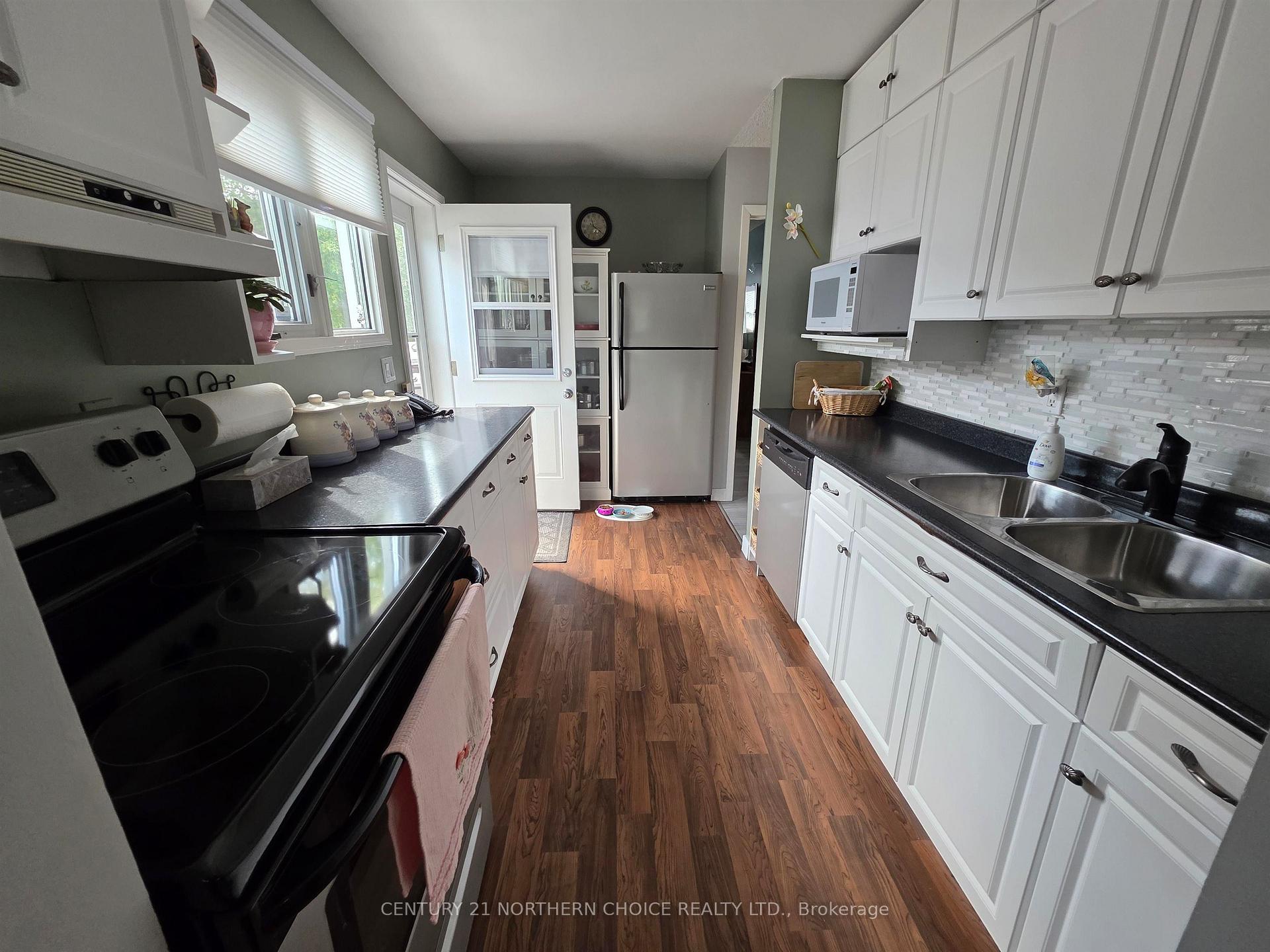Photo 10 of 901 Valley Drive, Kenora, Evergreen — HOMEH