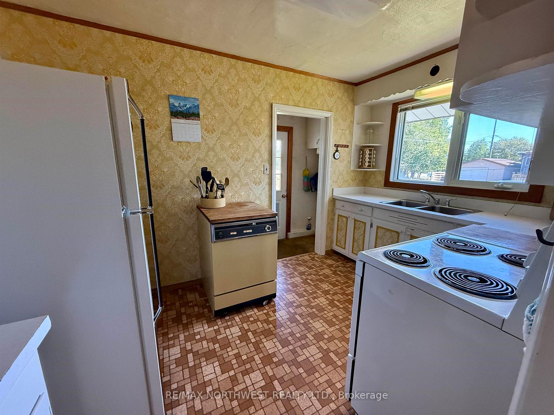 Photo 12 of 1292 Valley Drive, Kenora, Pinecrest — HOMEH
