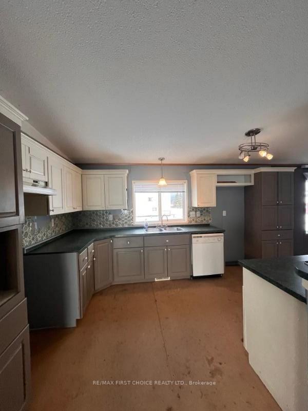 Photo 5 of 209 Algoma Street, Greenstone — HOMEH