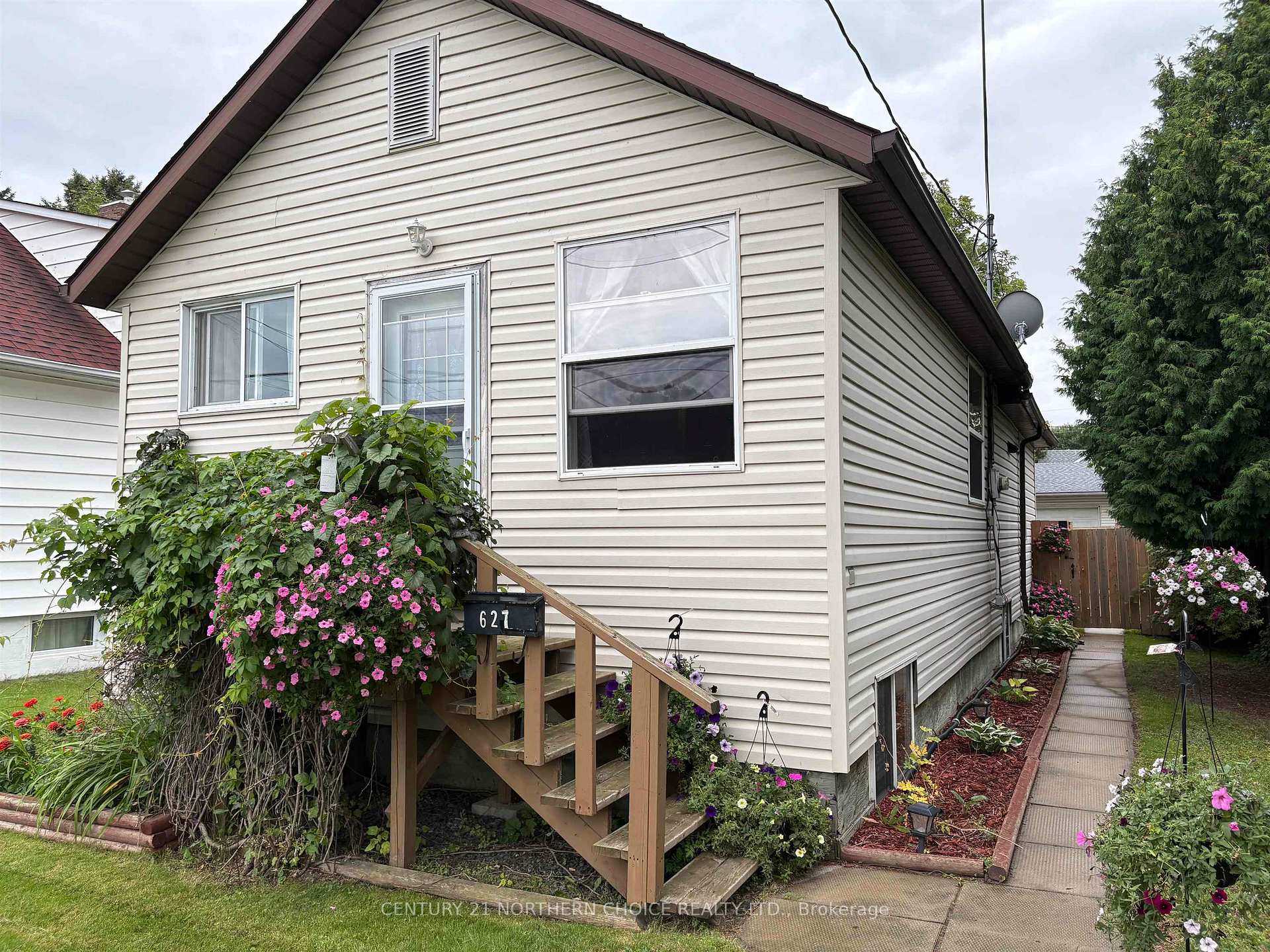 Photo 2 of 627 Second Street E, Fort Frances — HOMEH