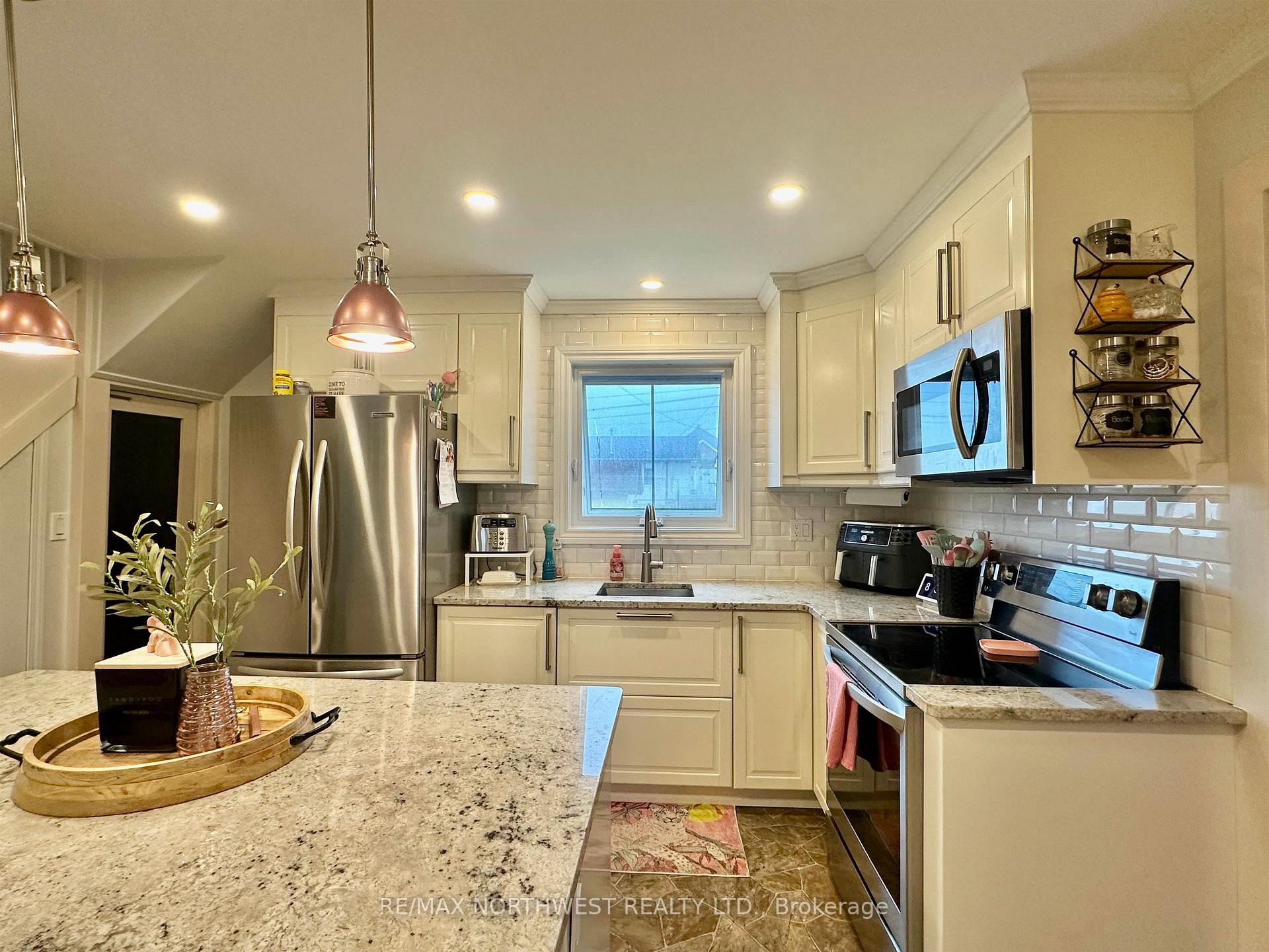 Photo 11 of 444 Third Street South, Kenora, Downtown — HOMEH