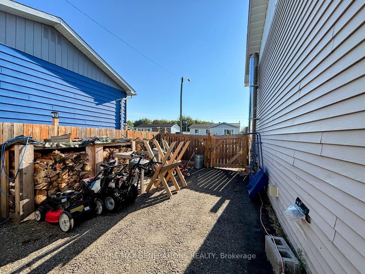 Photo 32 of 17 Barnett Street, Manitouwadge — HOMEH