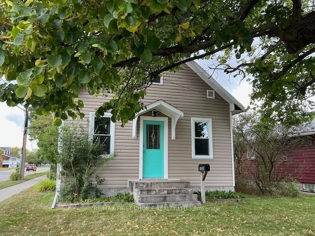 Front of 1001 Victoria Avenue N