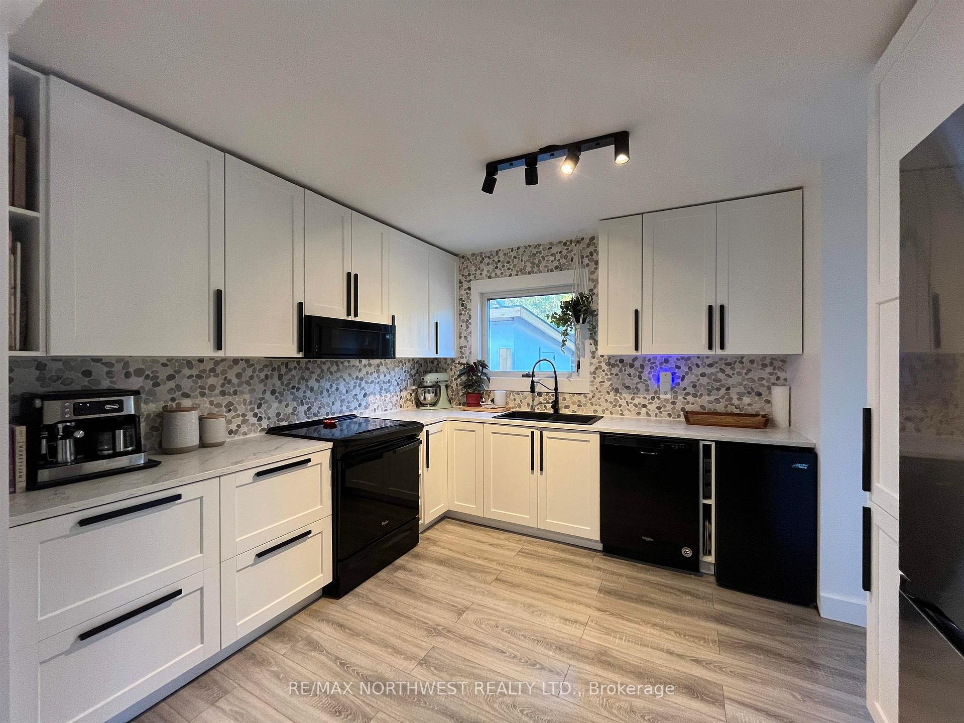 Photo 3 of 132 Minto Crescent, Kenora, Amethyst — HOMEH