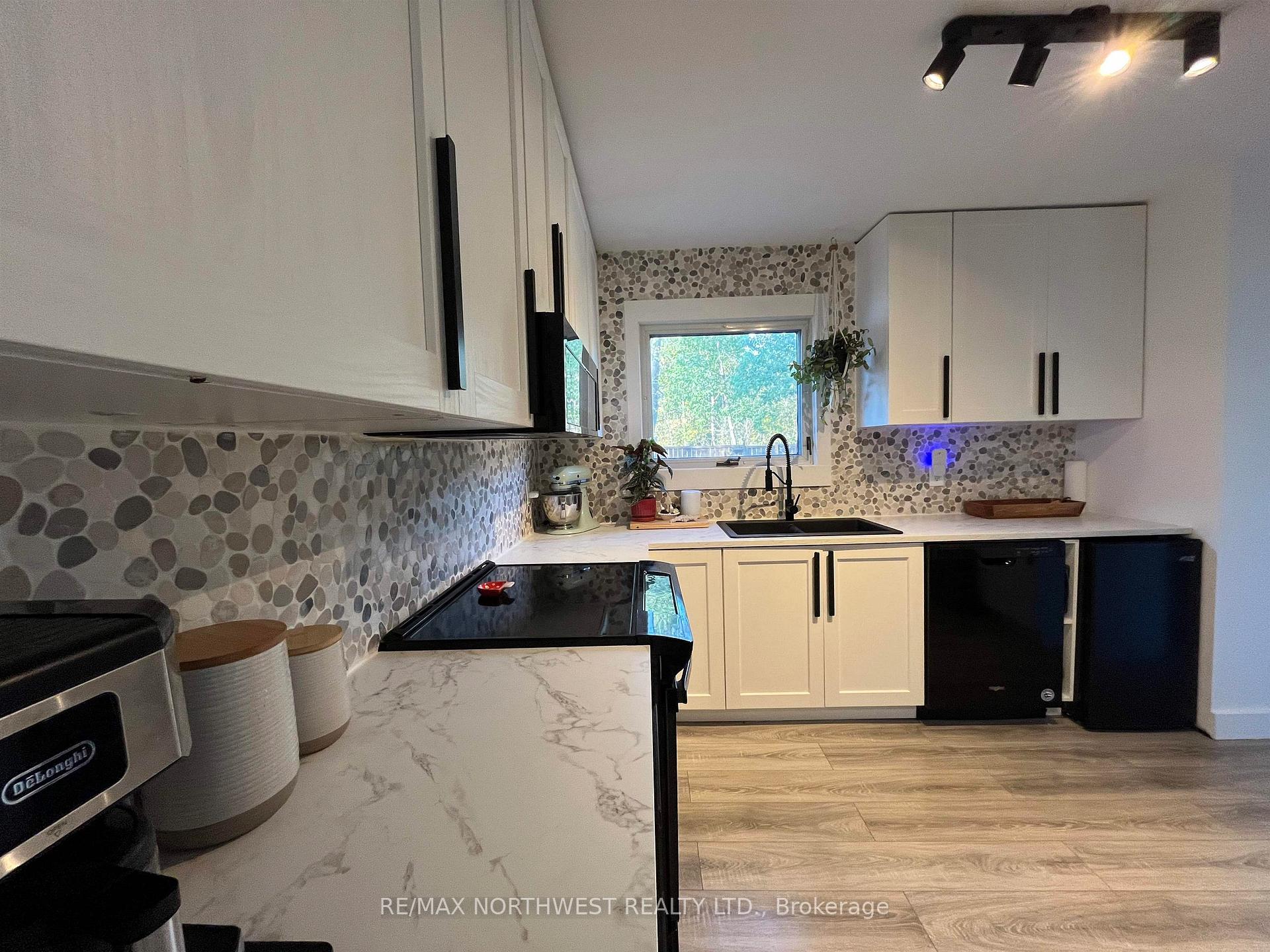 Photo 4 of 132 Minto Crescent, Kenora, Amethyst — HOMEH