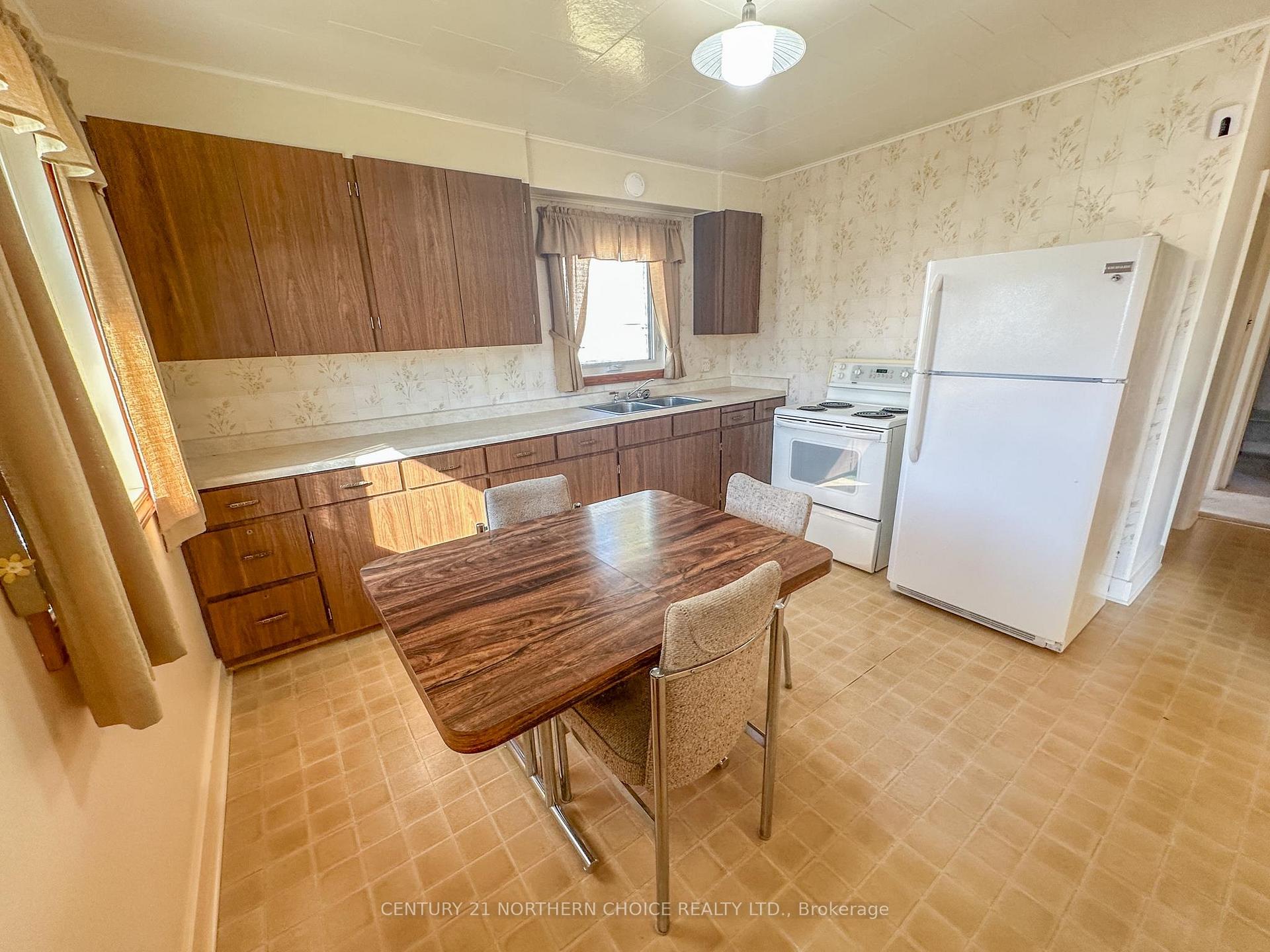 Photo 2 of 1038 Park Street, Kenora, Central — HOMEH