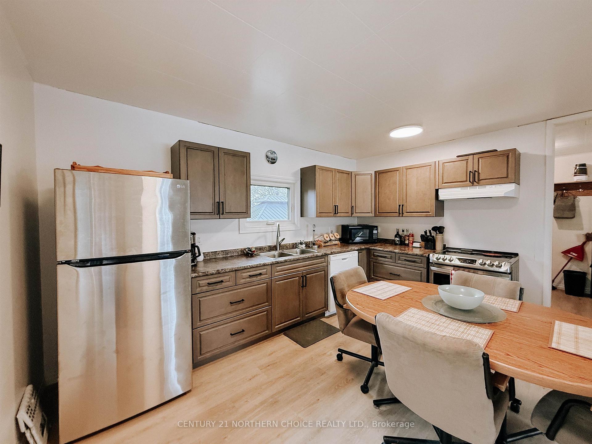 Photo 11 of 522 & 528 Second Street South, Kenora, Central — HOMEH