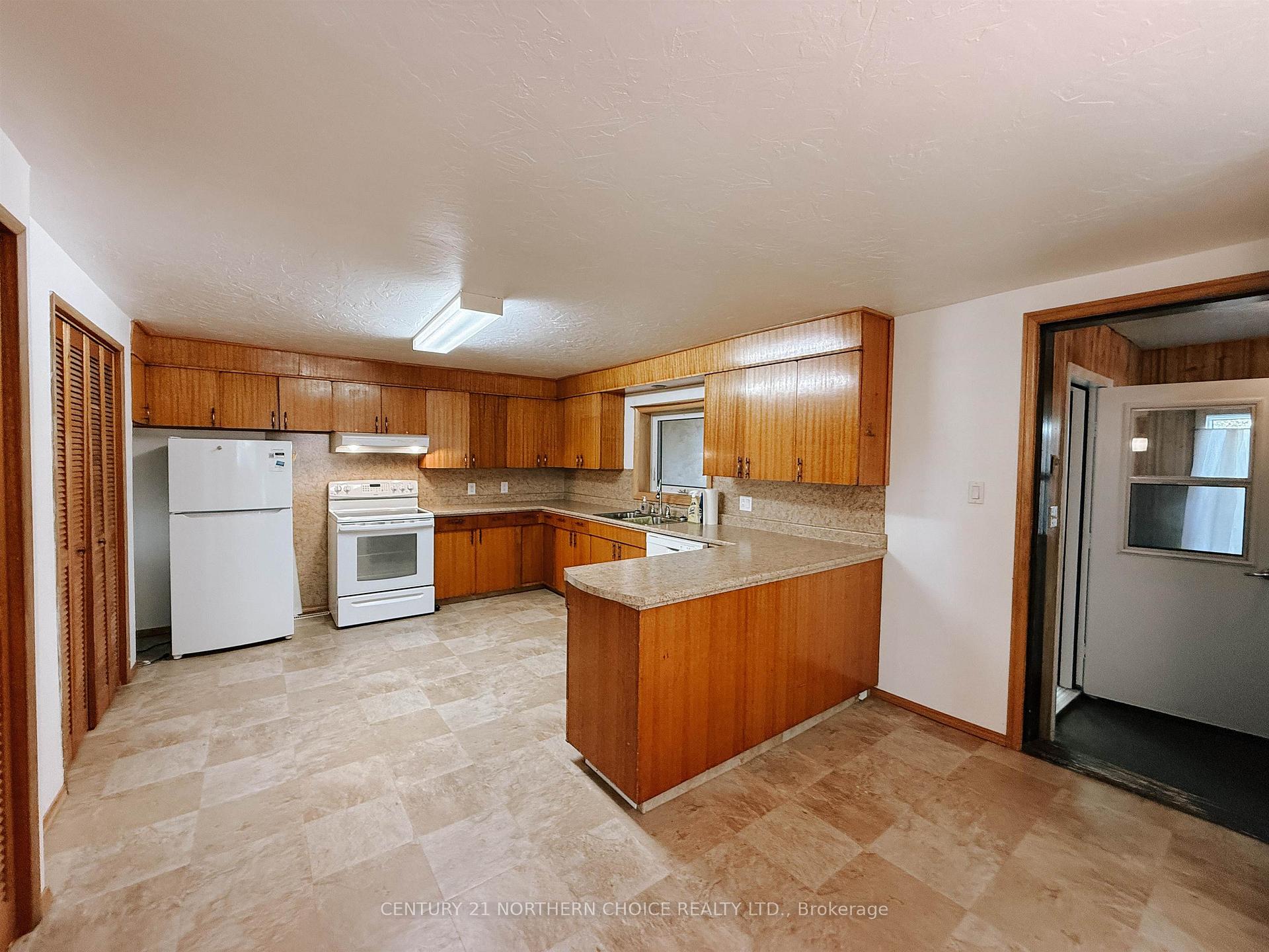 Photo 27 of 522 & 528 Second Street South, Kenora, Central — HOMEH