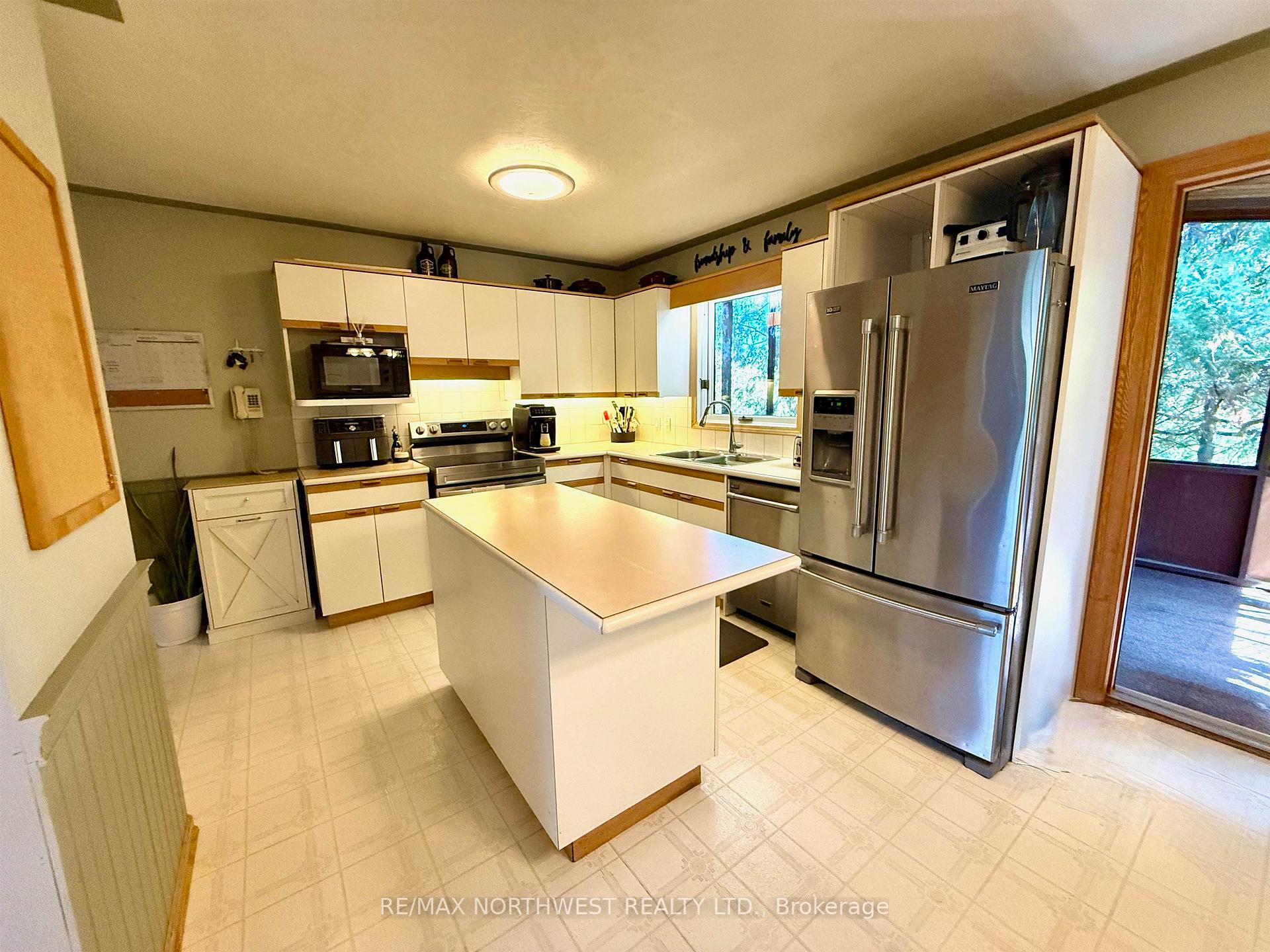 Photo 11 of 513 Fourth Avenue, Kenora, Lakeside — HOMEH