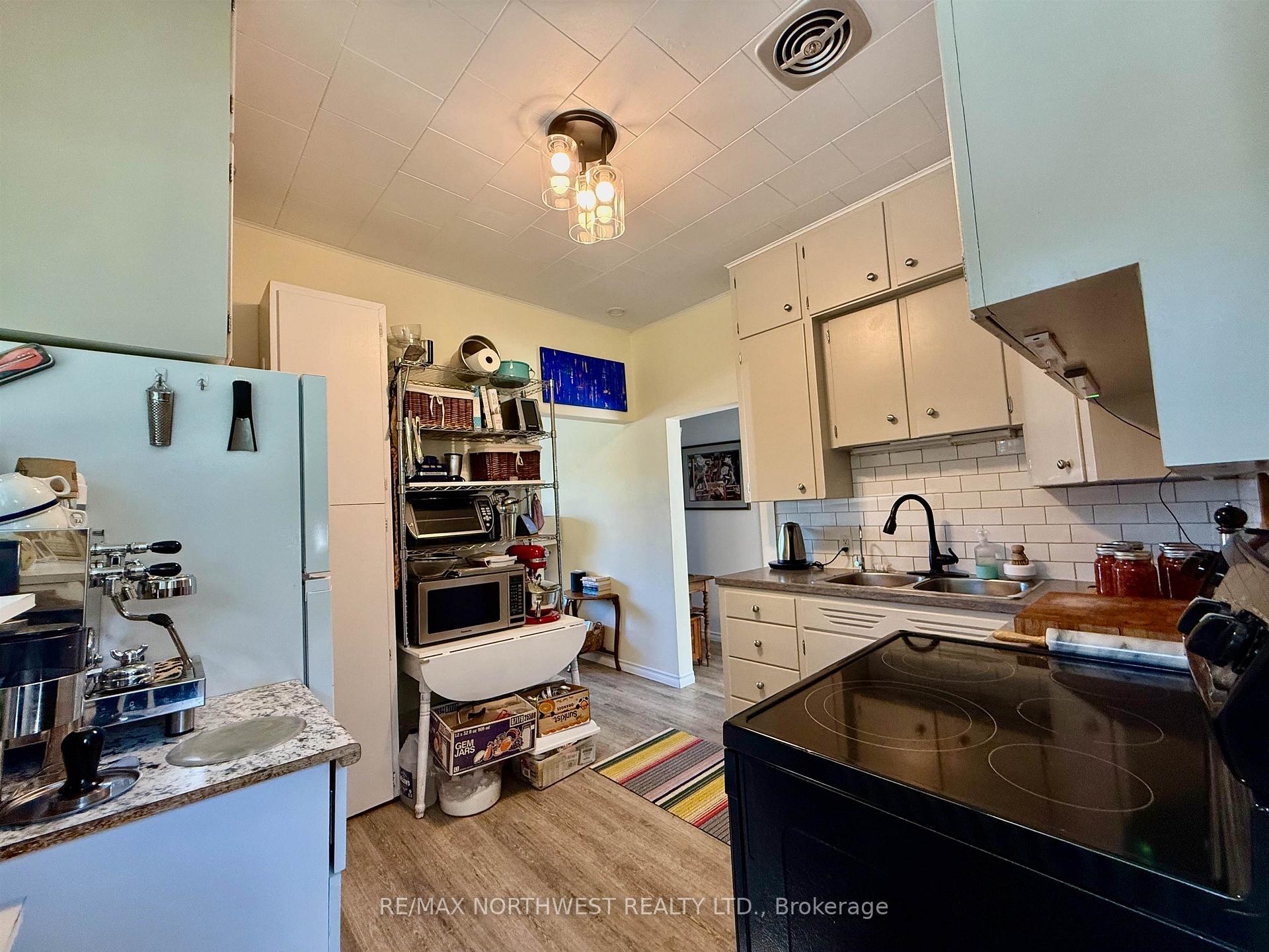 Photo 8 of 407 Fifth Street S, Kenora, Lakeside — HOMEH