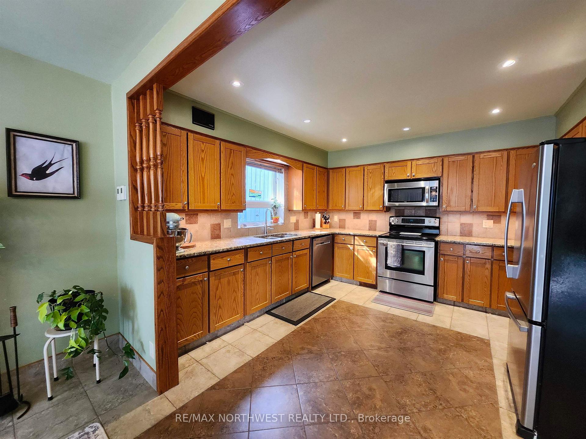 Photo 11 of 504 Front Street, Kenora, Keewatin — HOMEH