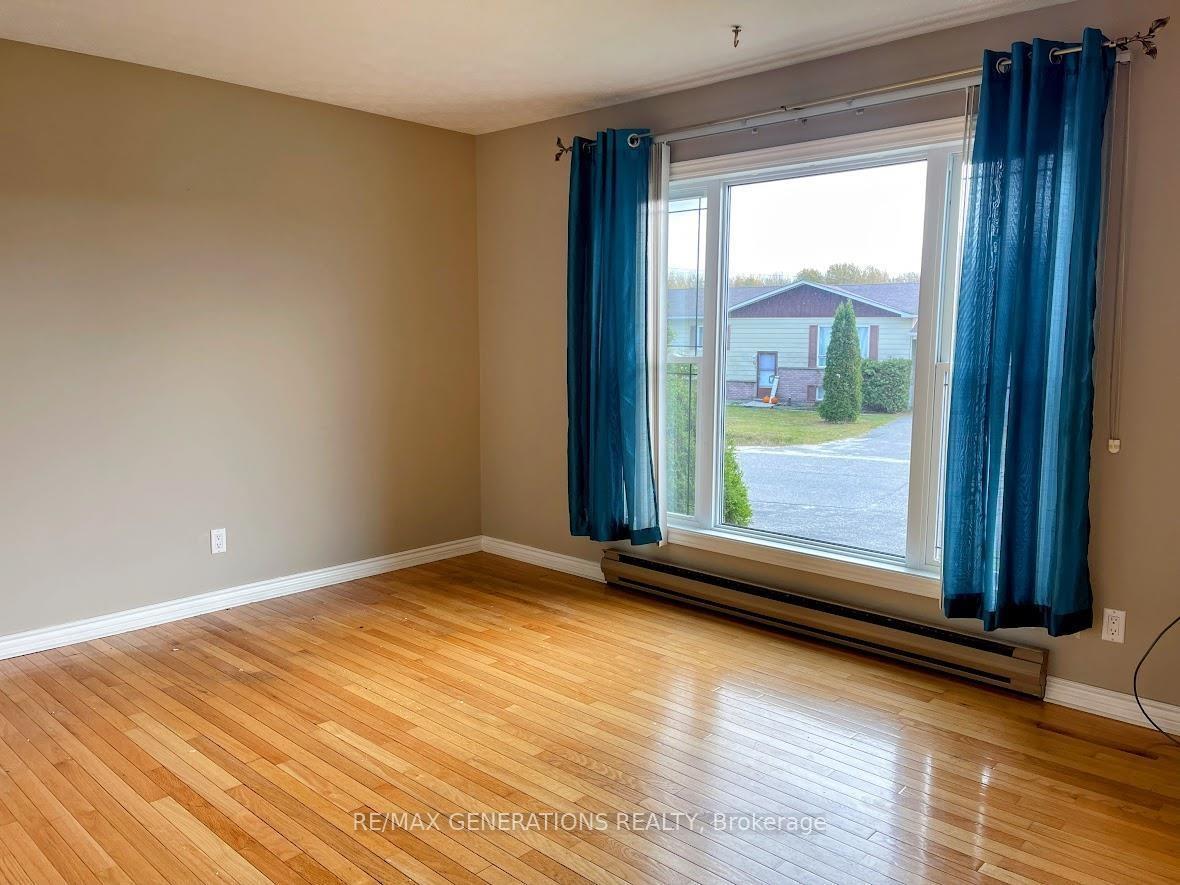 Photo 5 of 33 Moose Drive, Manitouwadge — HOMEH