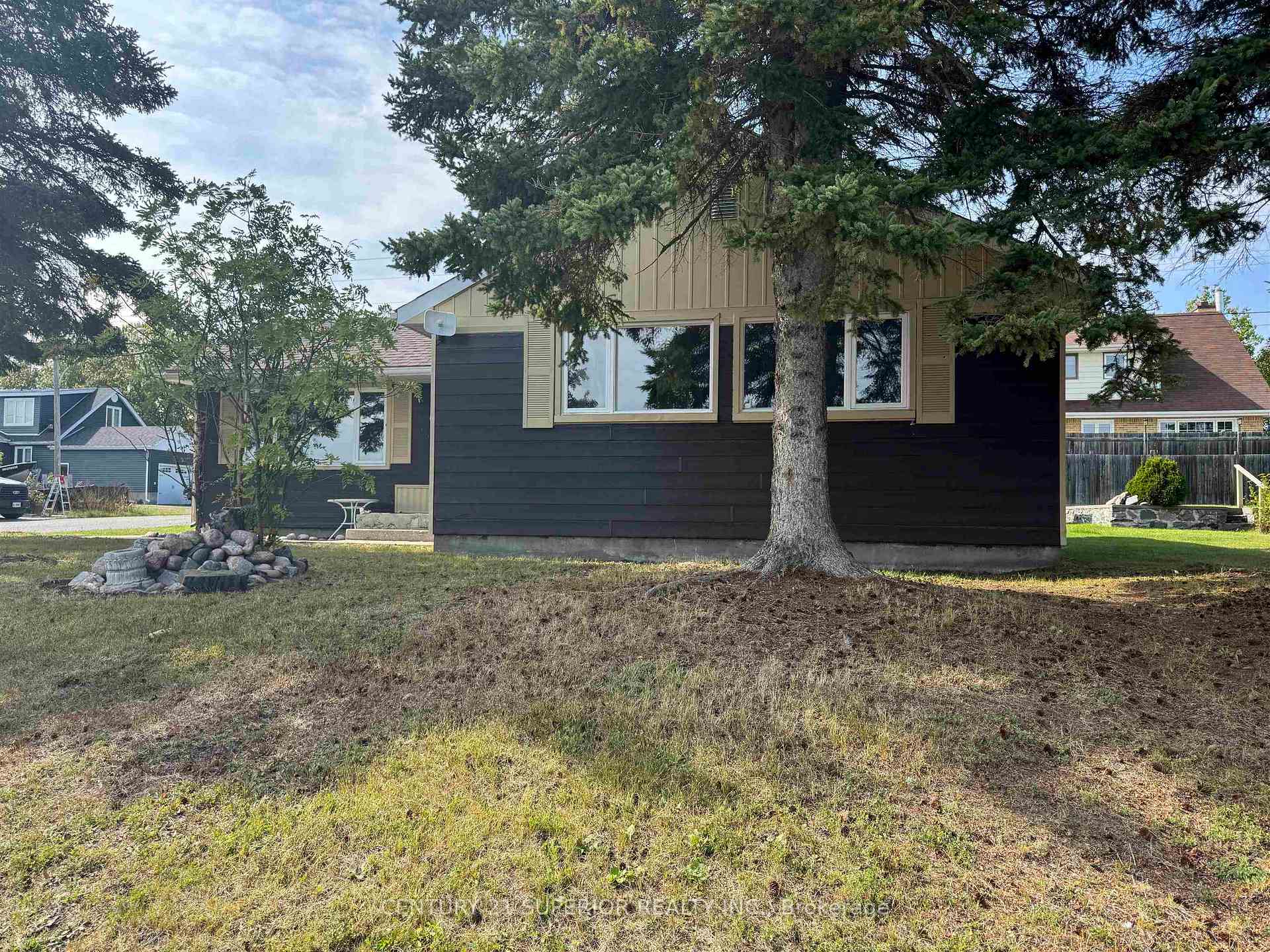 Photo 4 of 22 & 24 Mona Drive, Manitouwadge — HOMEH