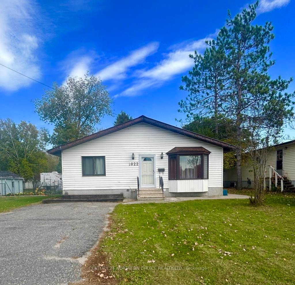 Front of 1022 Victoria Ave N
