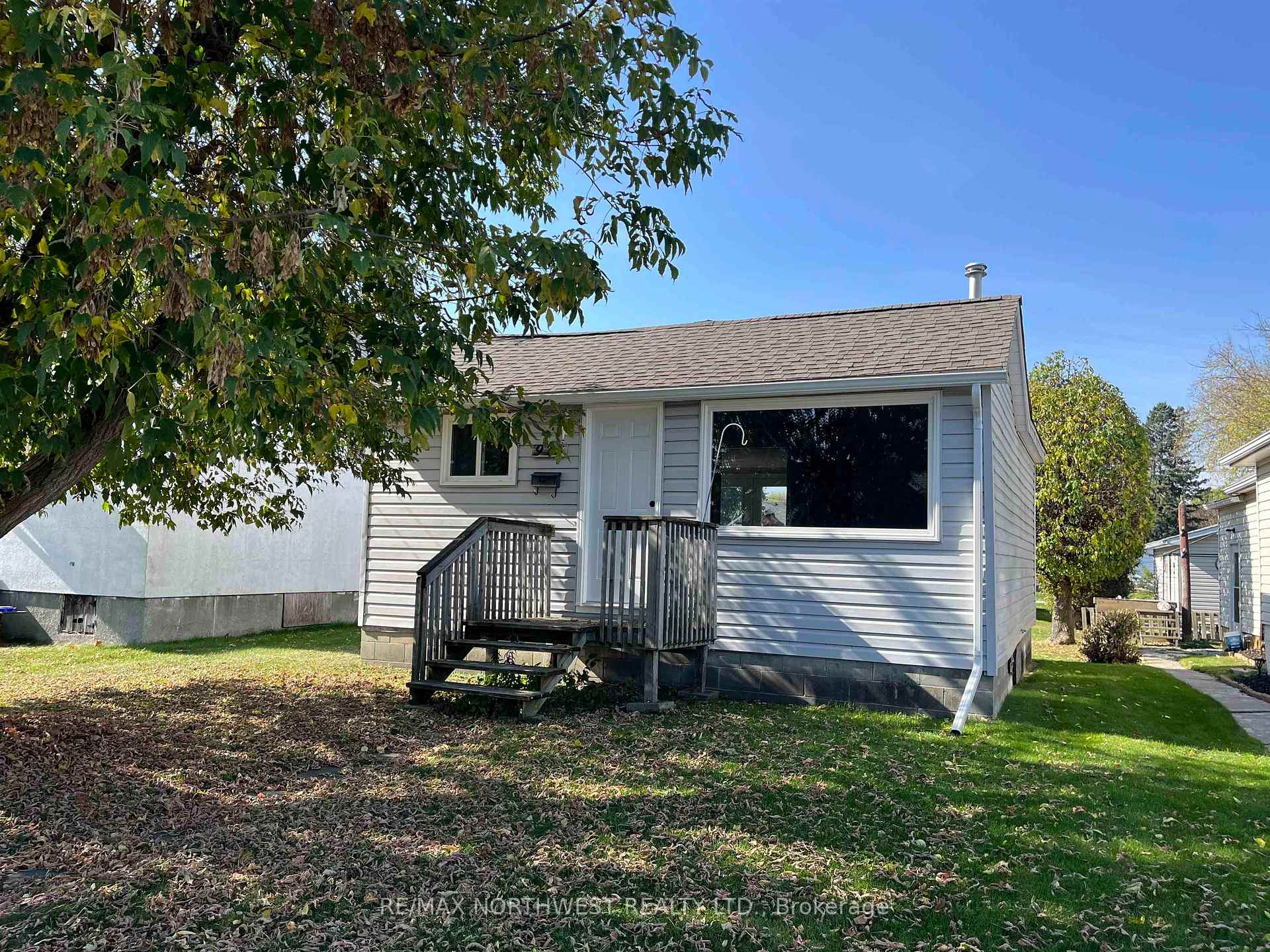 Front of 925 Crowe Avenue