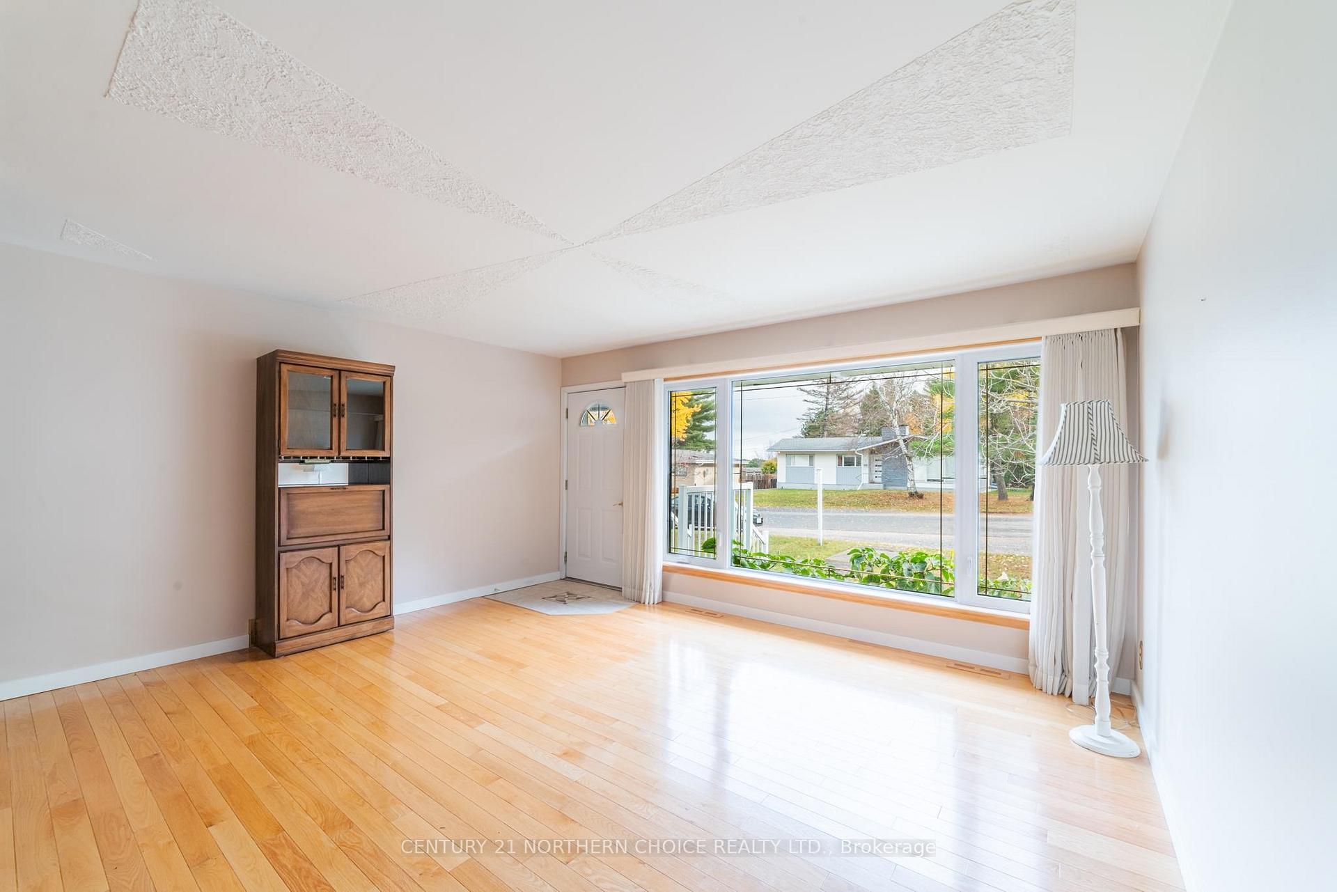 Photo 12 of 8 Seegmiller Avenue, Kenora, Pinecrest — HOMEH