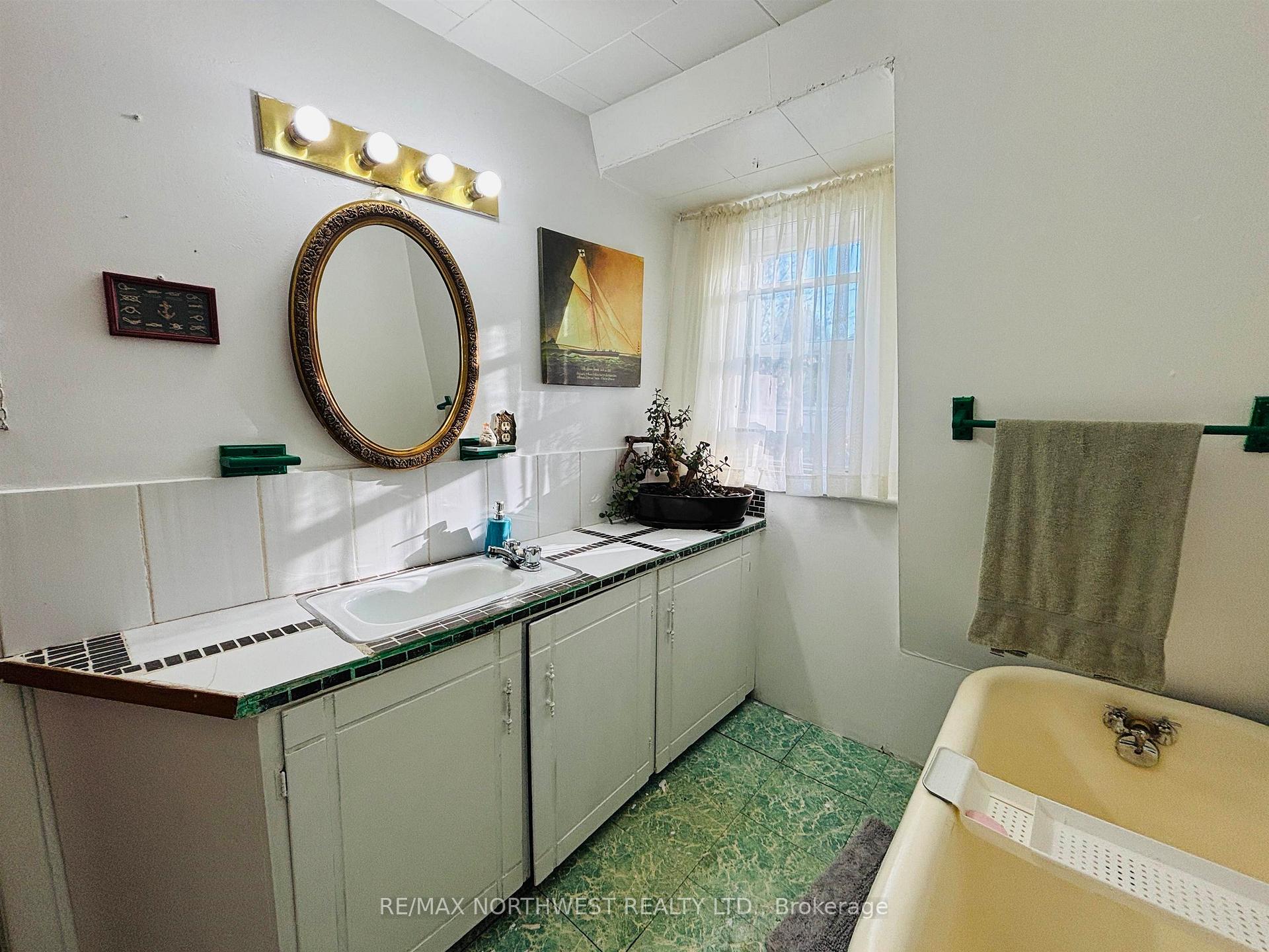 Photo 17 of 219 Fifth St N, Kenora, North End — HOMEH