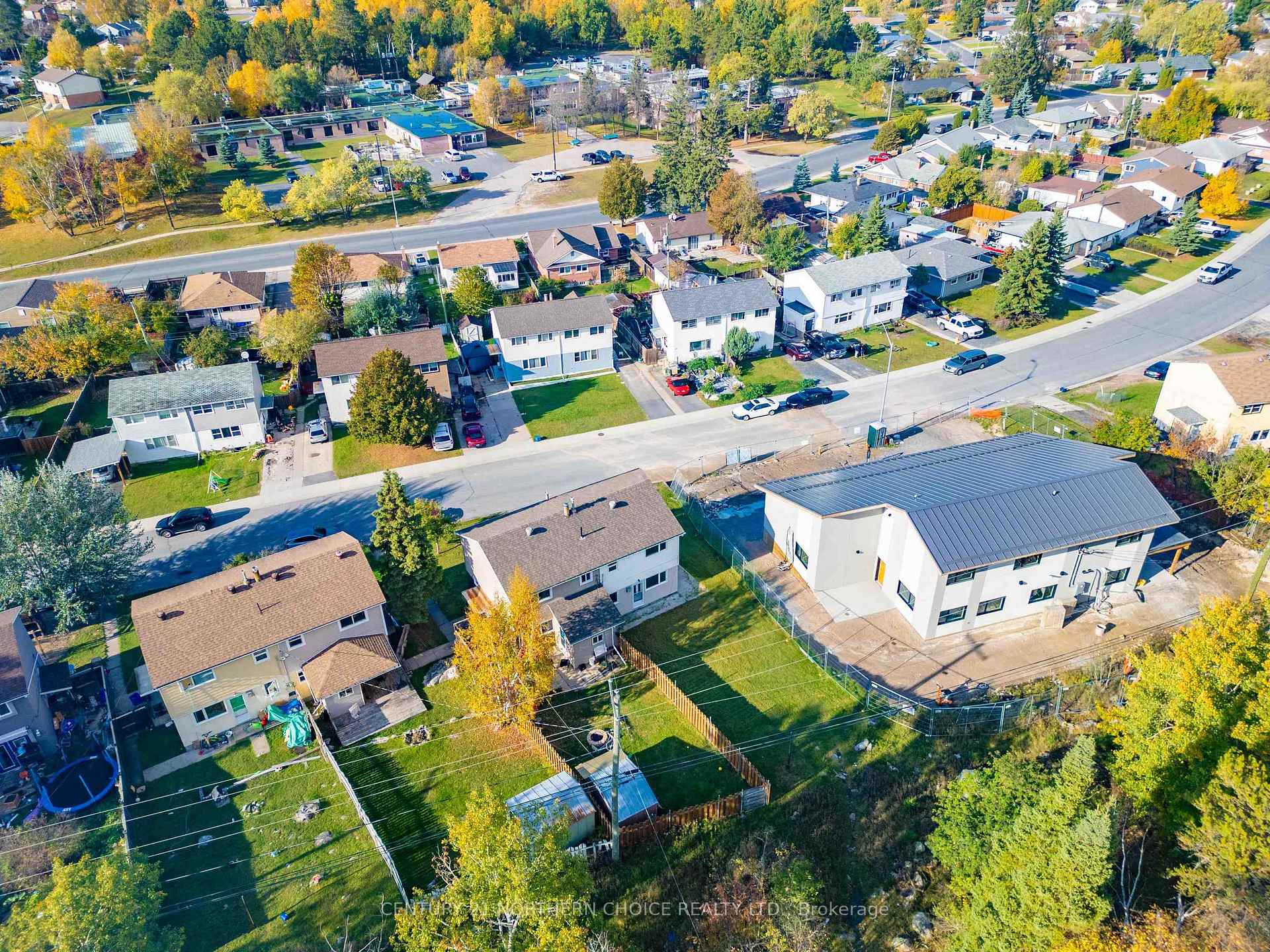 Photo 2 of 33 Drewry Drive, Kenora, Pinecrest — HOMEH