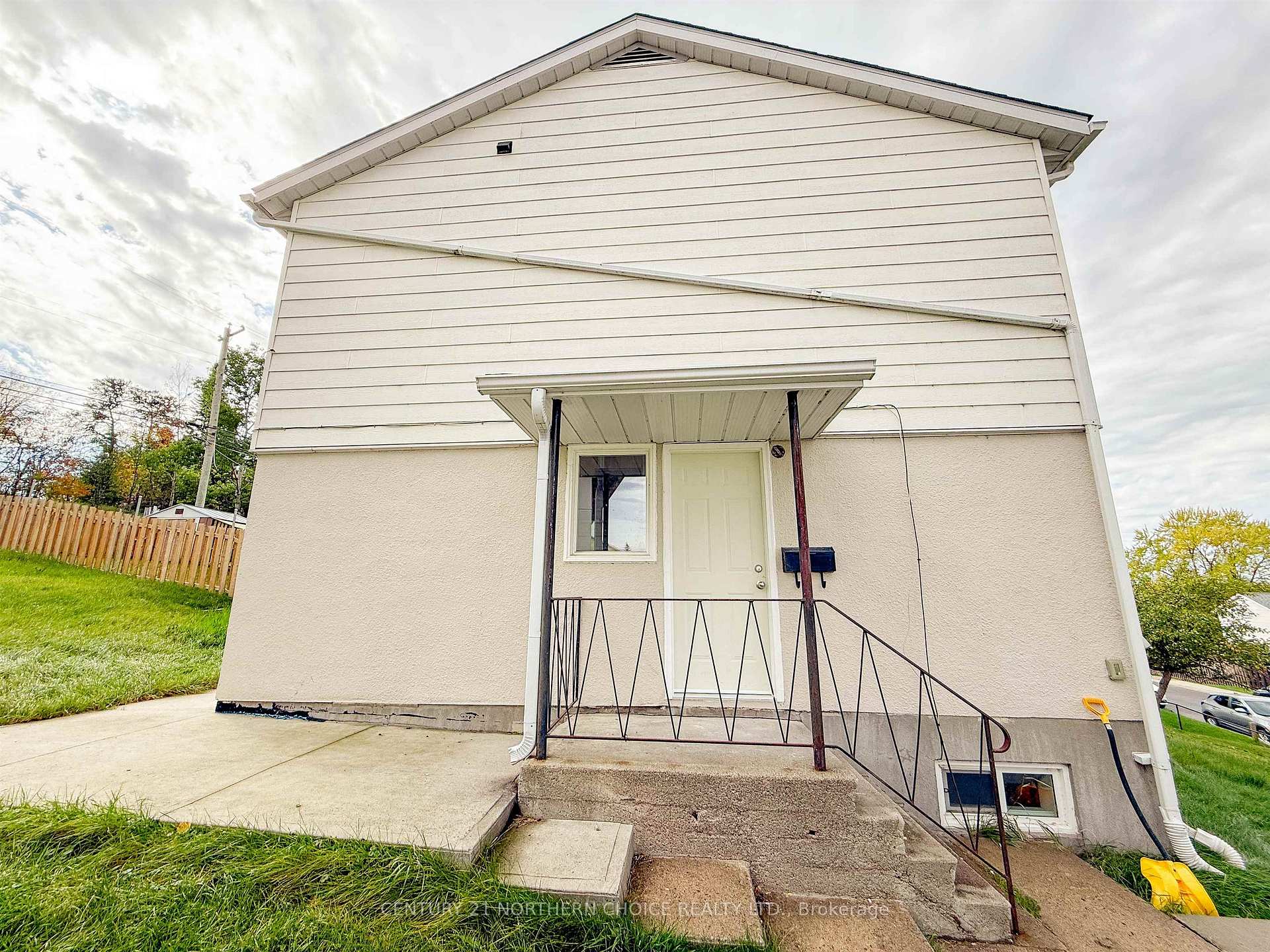 Photo 4 of 33 Drewry Drive, Kenora, Pinecrest — HOMEH