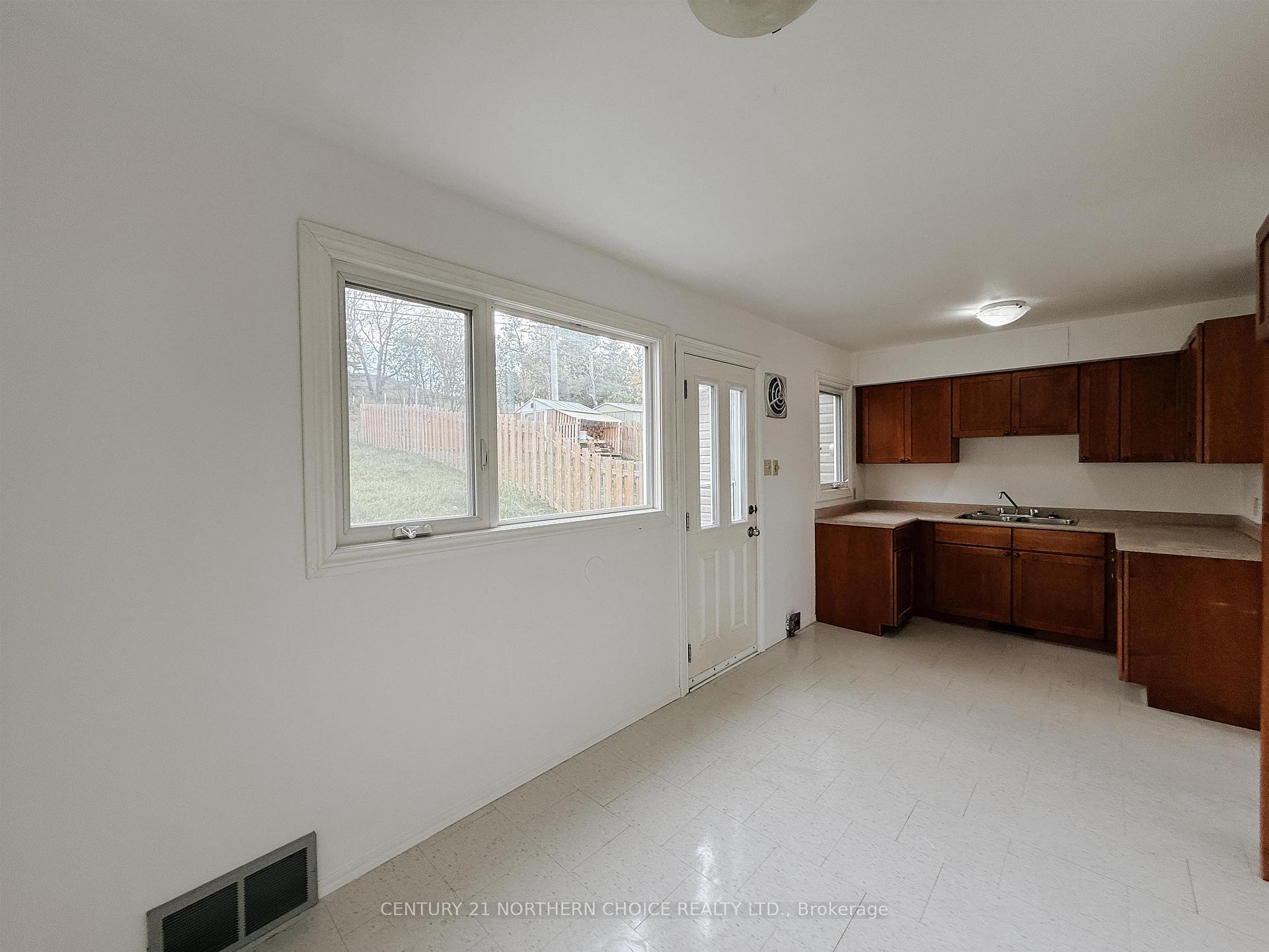 Photo 12 of 33 Drewry Drive, Kenora, Pinecrest — HOMEH