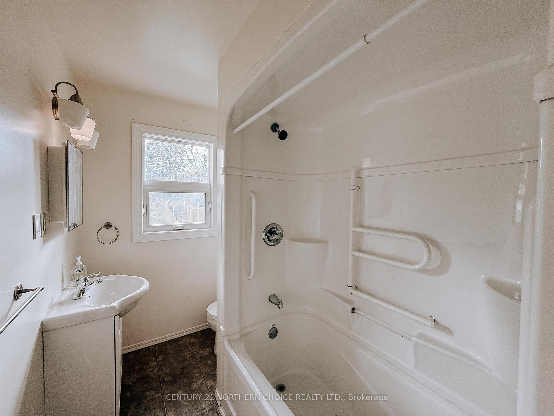 Photo 16 of 33 Drewry Drive, Kenora, Pinecrest — HOMEH