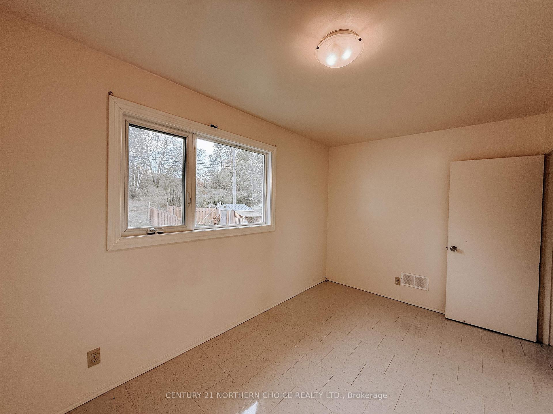 Photo 18 of 33 Drewry Drive, Kenora, Pinecrest — HOMEH