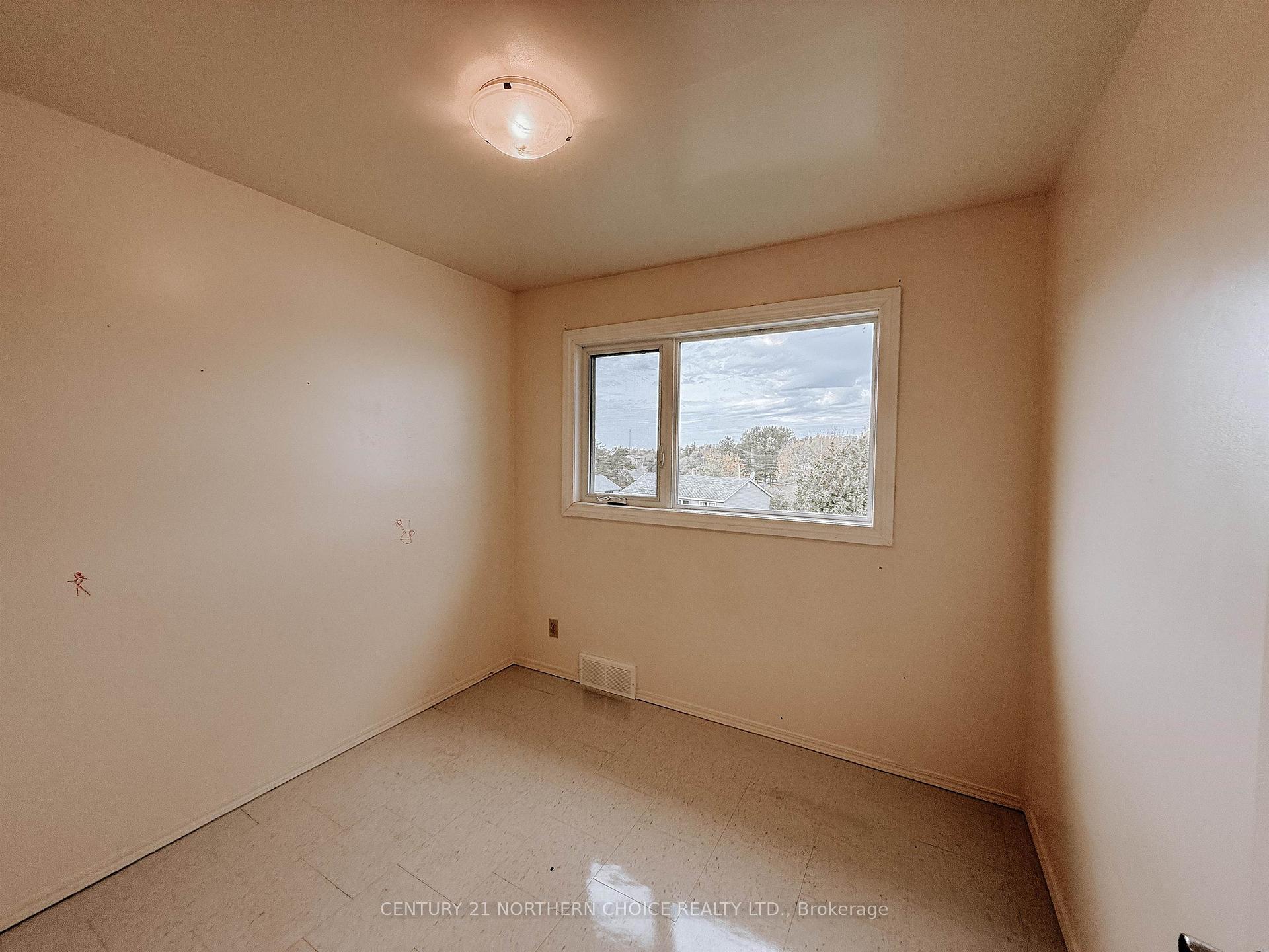 Photo 19 of 33 Drewry Drive, Kenora, Pinecrest — HOMEH