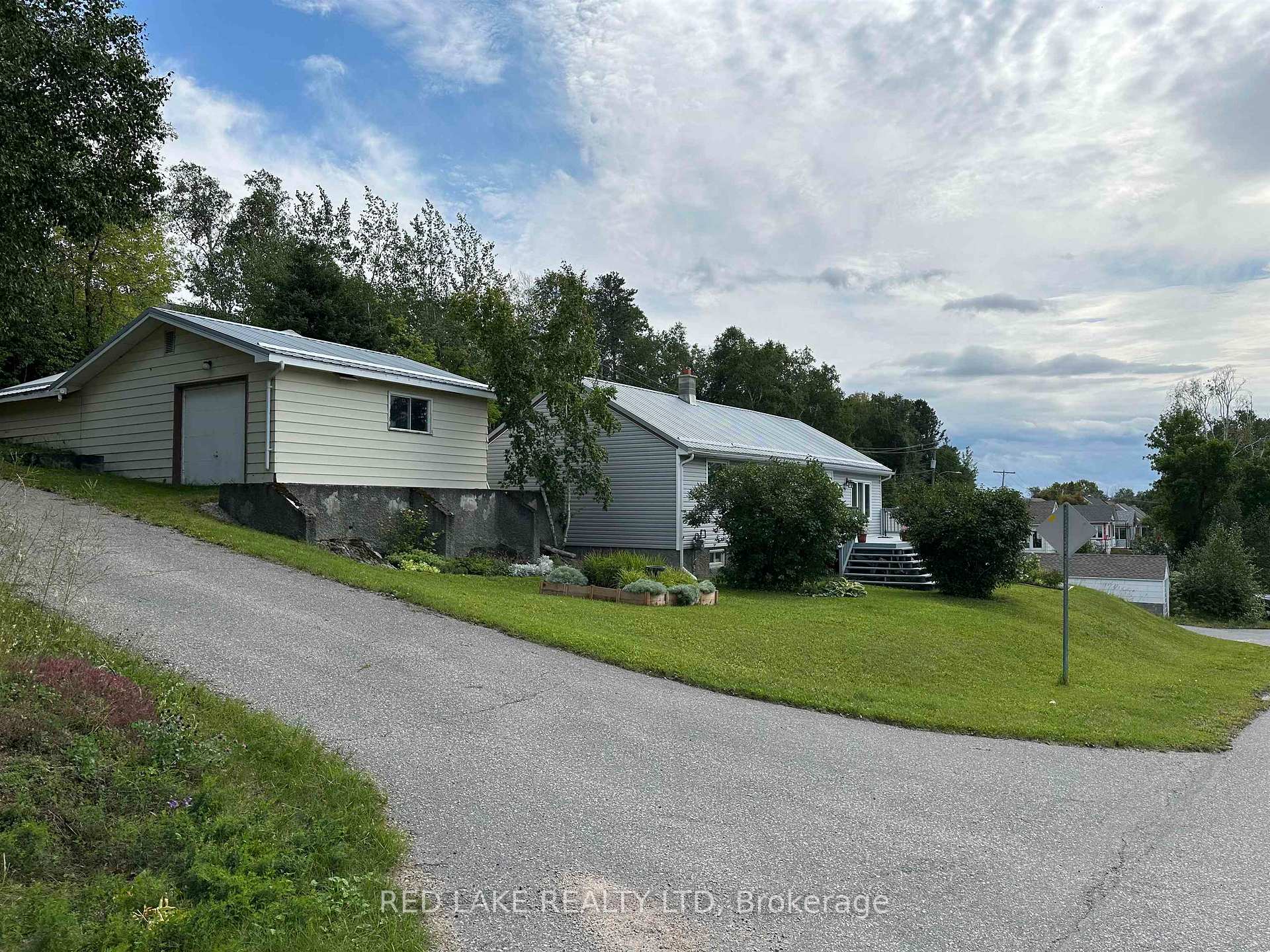 Photo 5 of 16 Lakeview Avenue, Red Lake — HOMEH