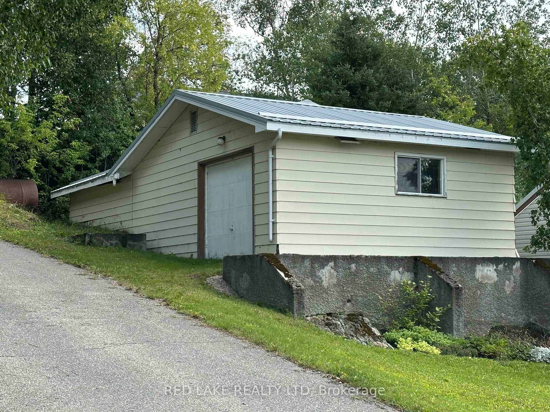 Photo 6 of 16 Lakeview Avenue, Red Lake — HOMEH