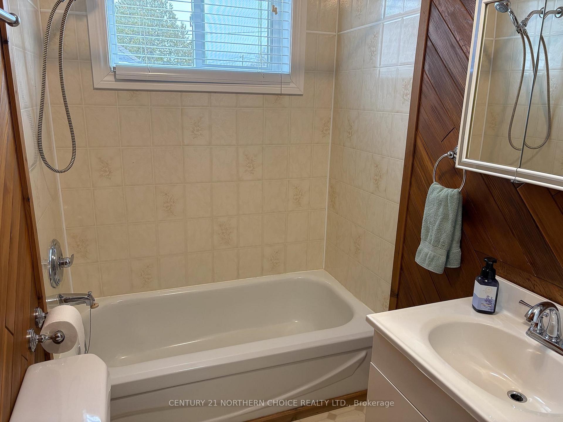Photo 13 of 416 Bay Street, Kenora, Keewatin — HOMEH
