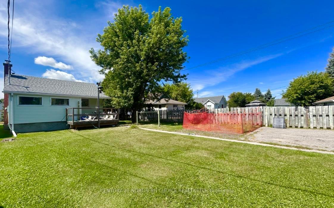 Photo 2 of 826 Smith Avenue, Fort Frances — HOMEH