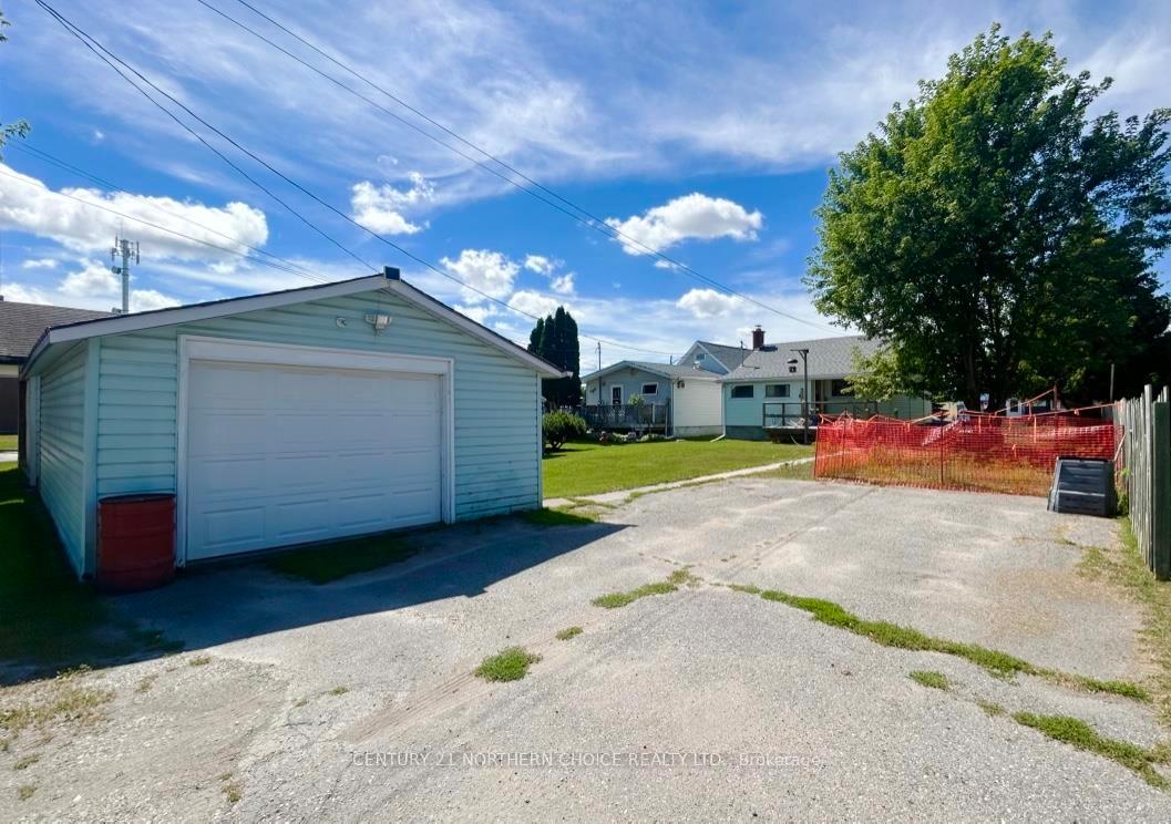 Photo 3 of 826 Smith Avenue, Fort Frances — HOMEH