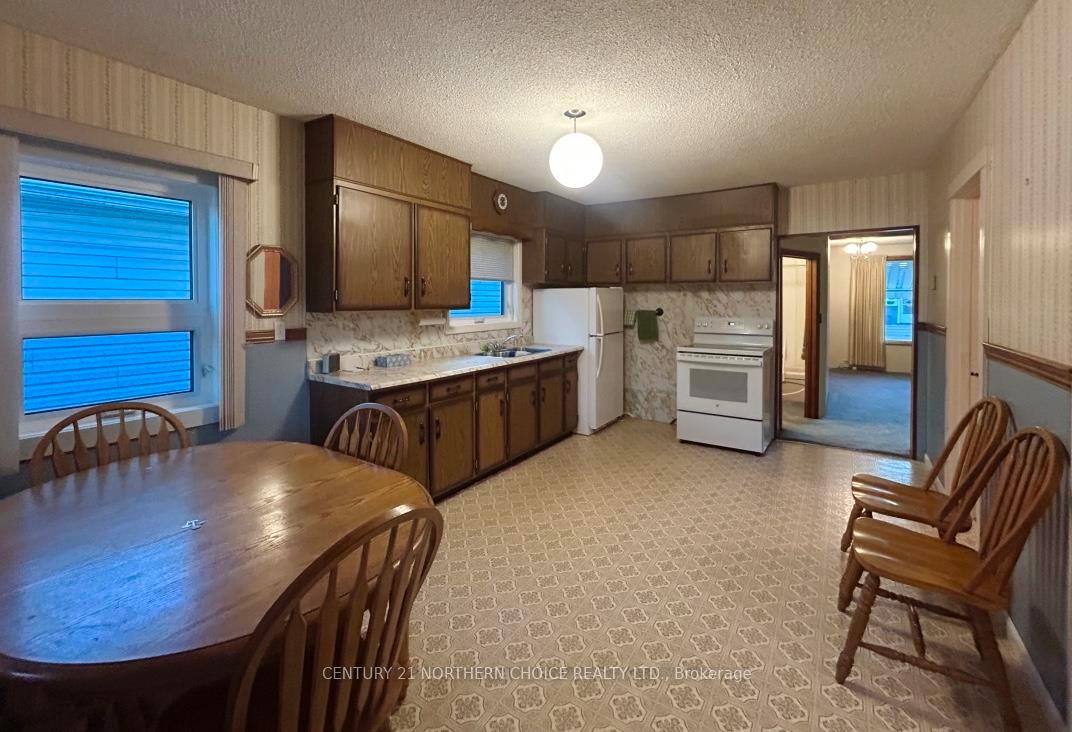 Photo 4 of 826 Smith Avenue, Fort Frances — HOMEH