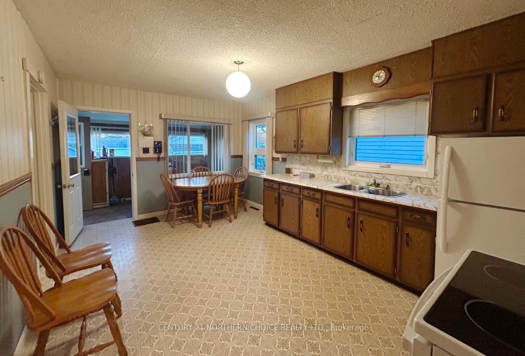 Photo 5 of 826 Smith Avenue, Fort Frances — HOMEH