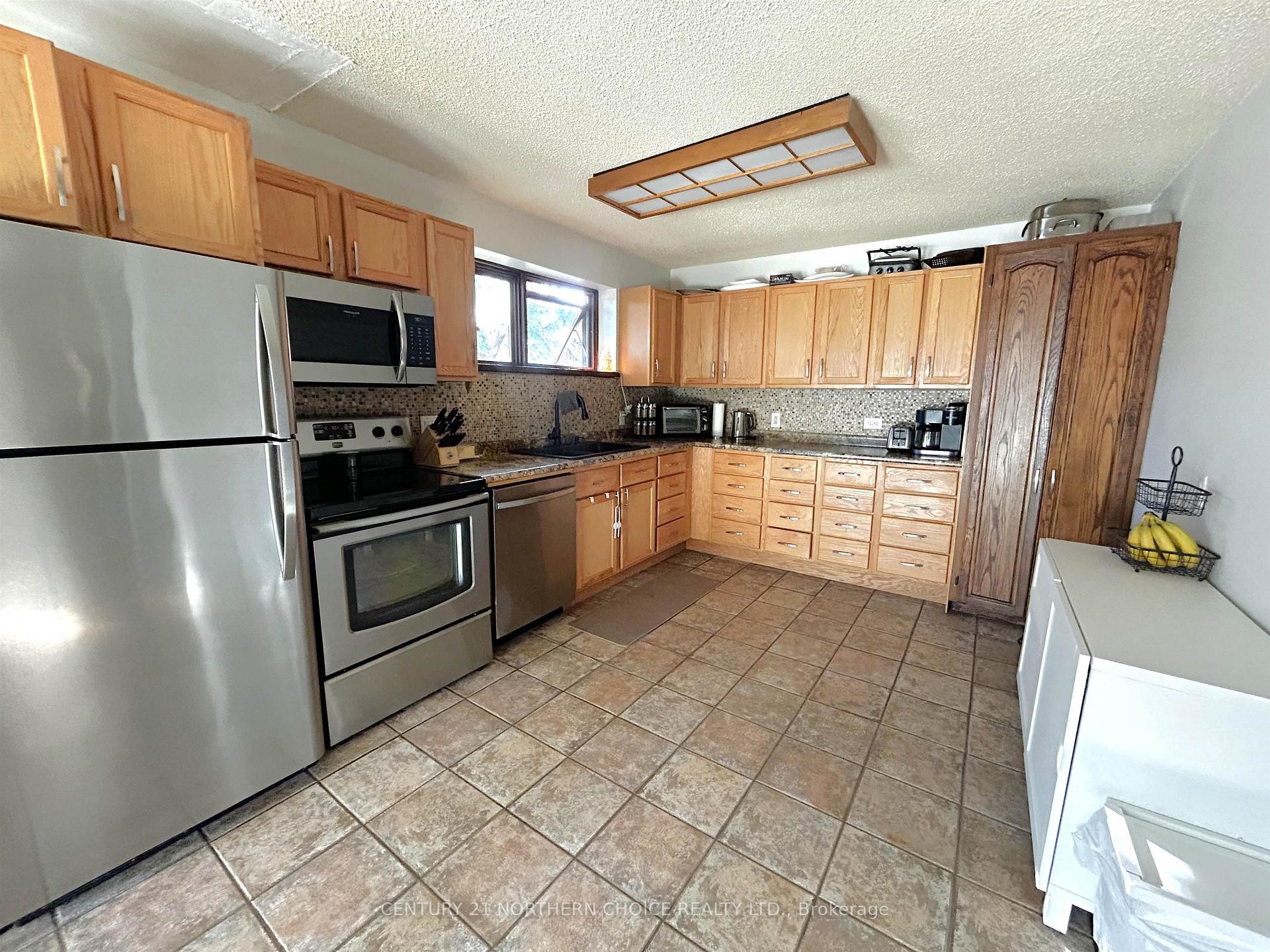 Photo 5 of 502 Flinders Avenue, Fort Frances — HOMEH