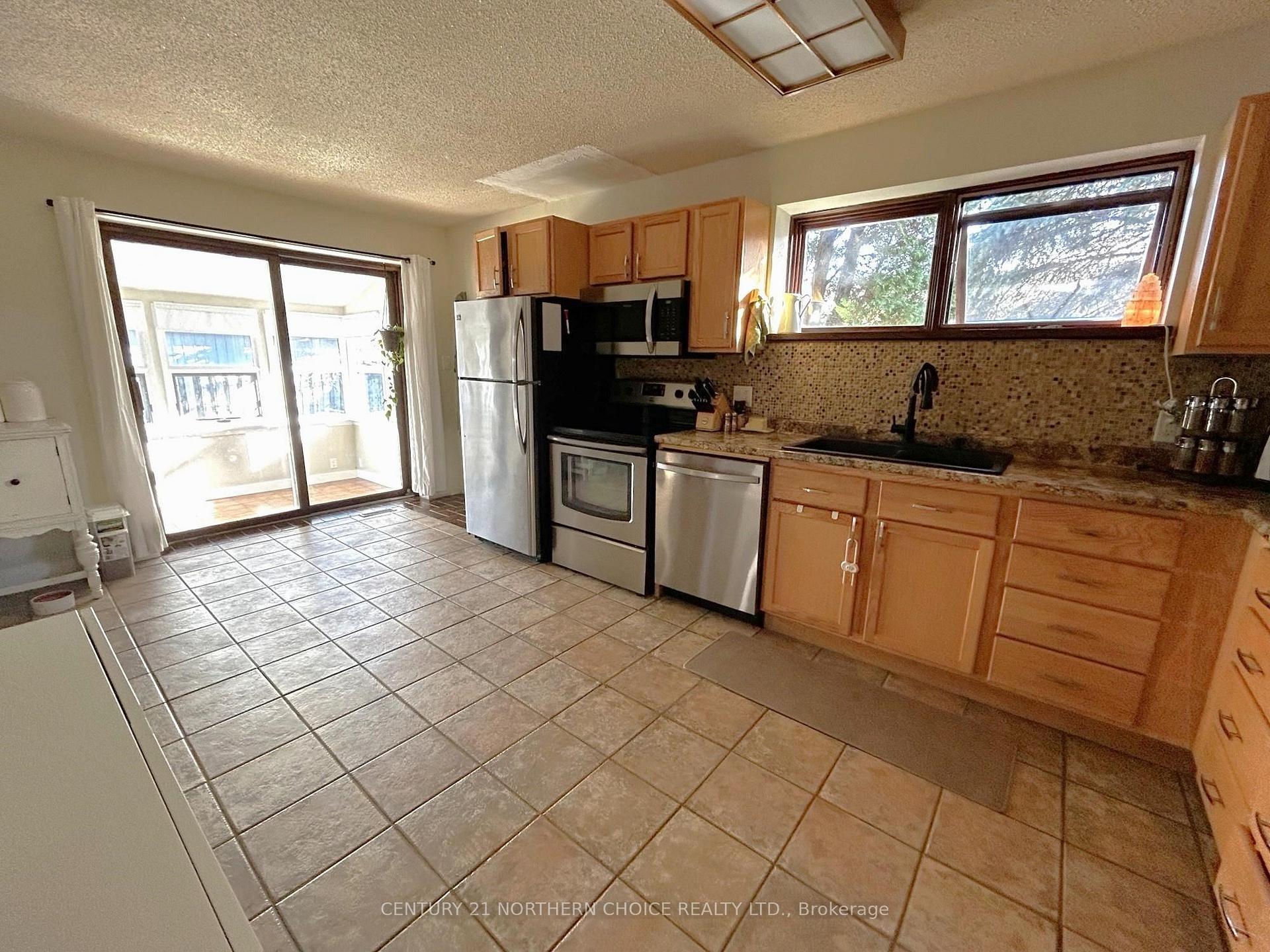 Photo 6 of 502 Flinders Avenue, Fort Frances — HOMEH