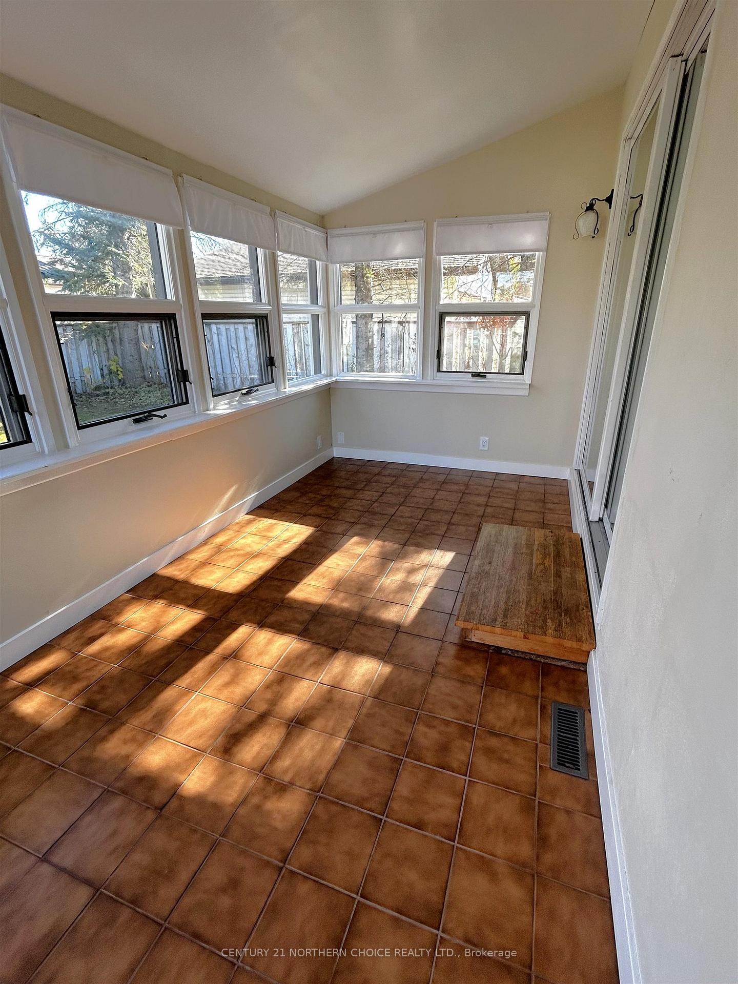 Photo 12 of 502 Flinders Avenue, Fort Frances — HOMEH