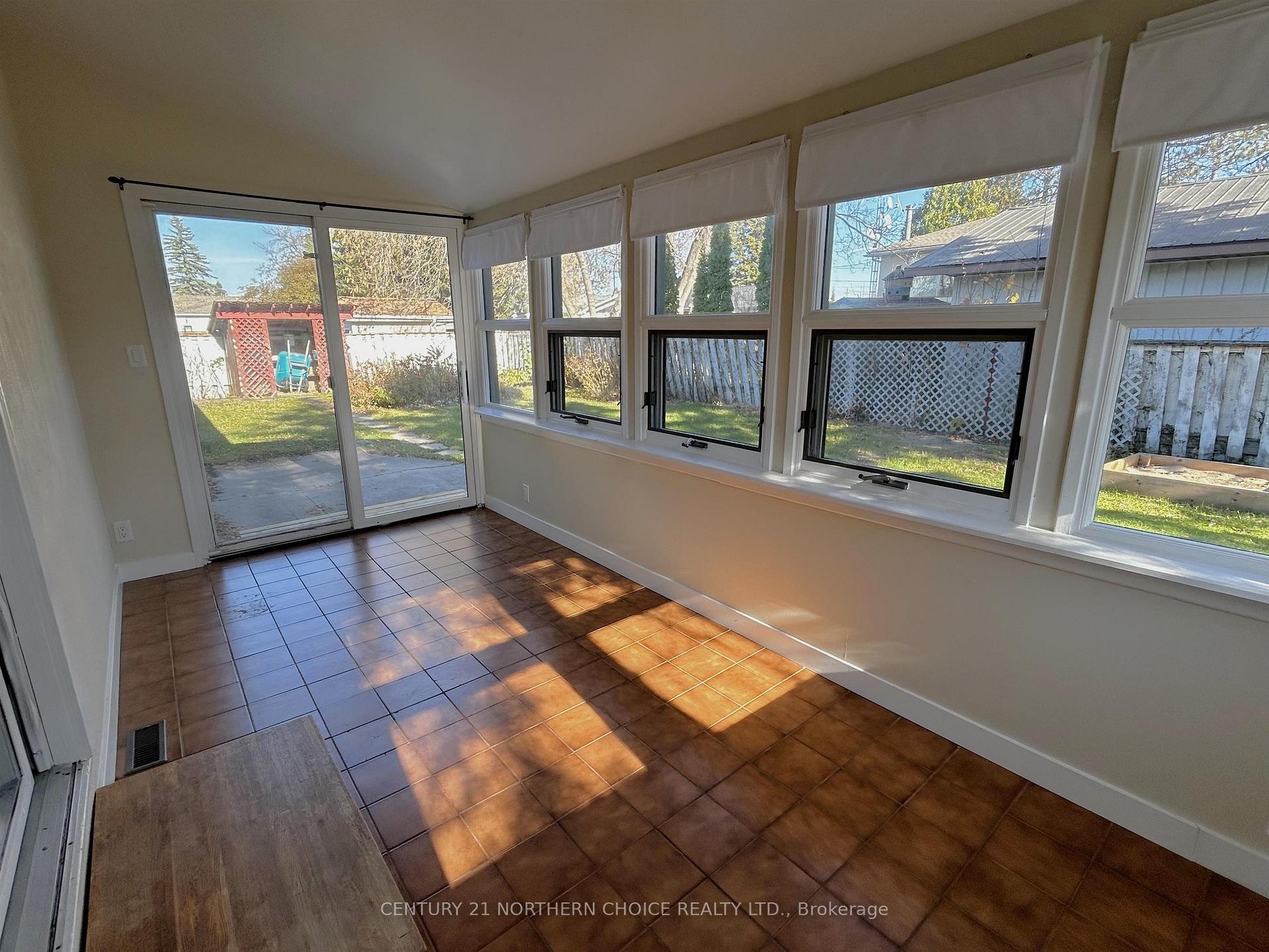 Photo 13 of 502 Flinders Avenue, Fort Frances — HOMEH