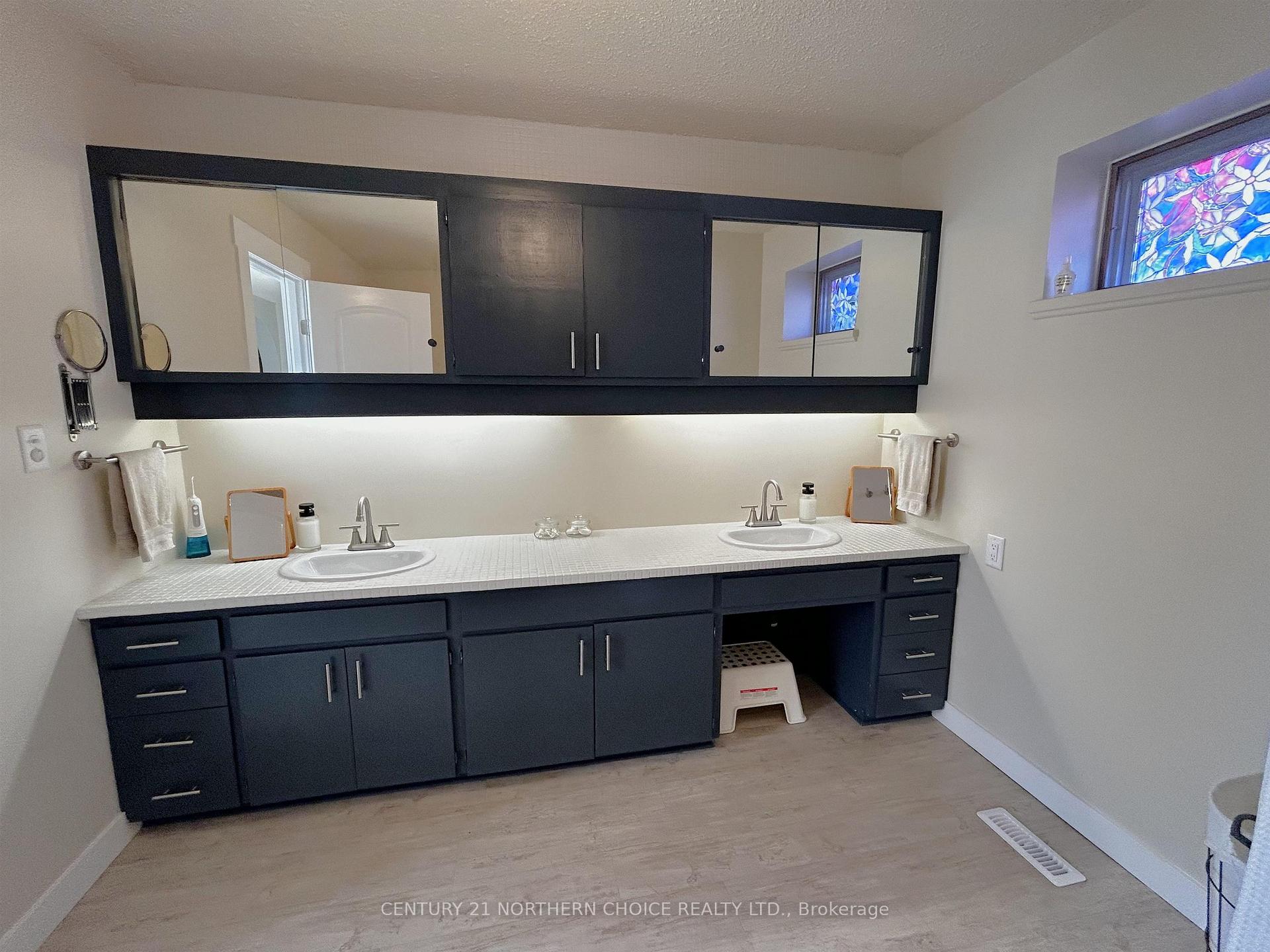 Photo 15 of 502 Flinders Avenue, Fort Frances — HOMEH