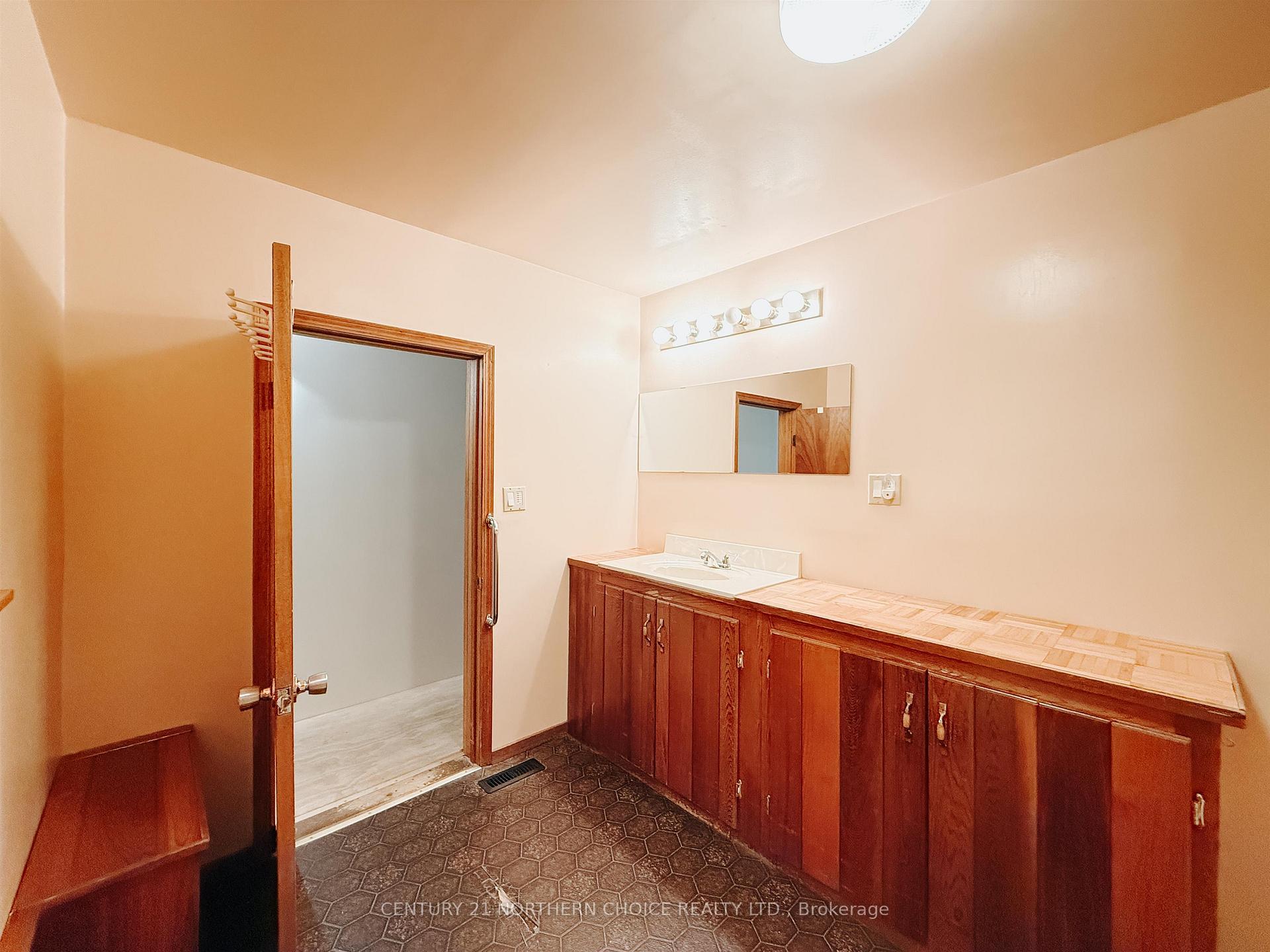 Photo 24 of 63 Peter Street West, Kenora, Norman — HOMEH