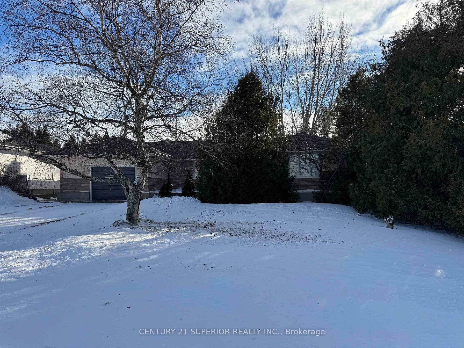 Photo 3 of 5 Sund Cres, Marathon — HOMEH